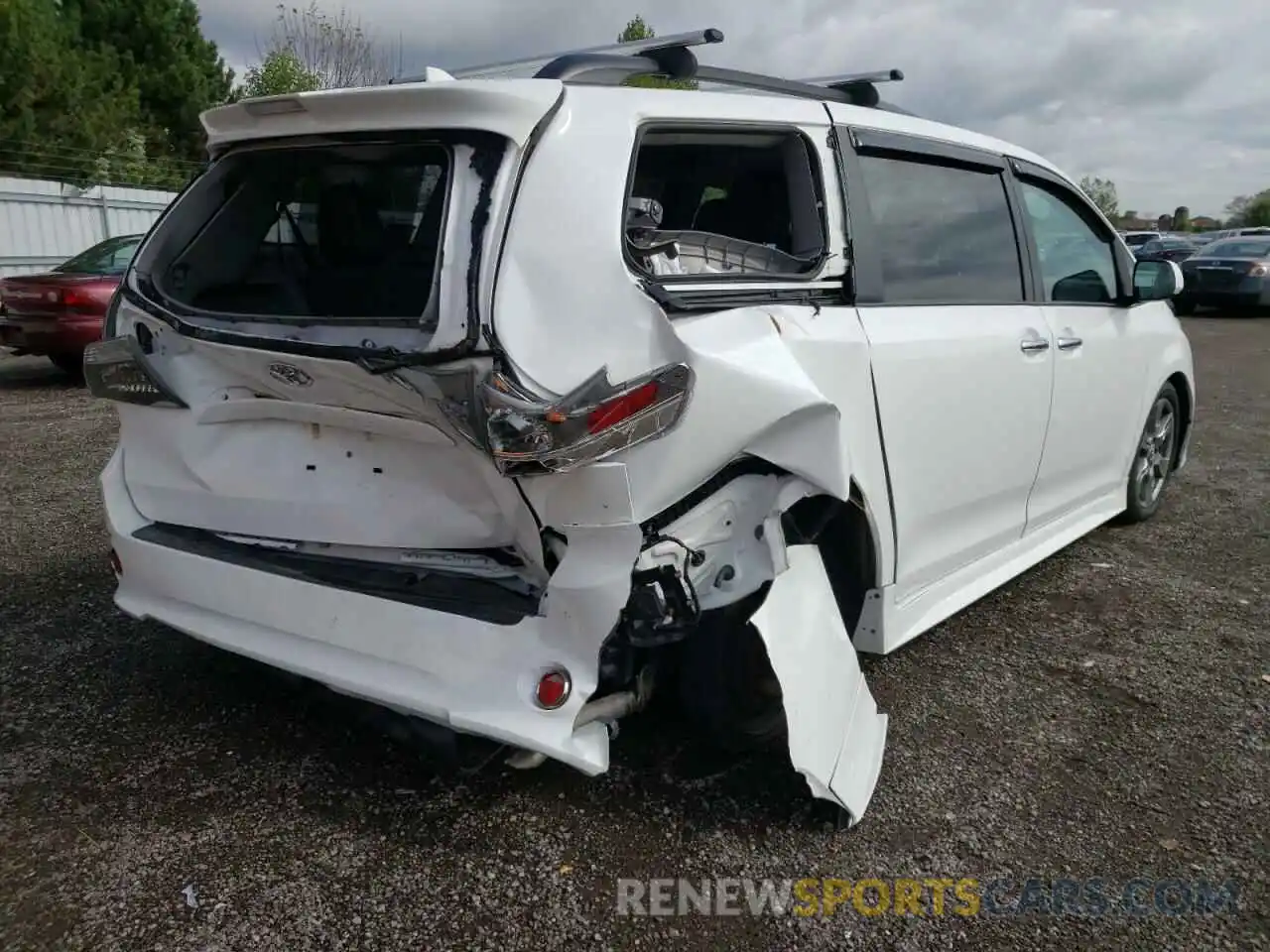 4 Photograph of a damaged car 5TDXZ3DC2KS010698 TOYOTA SIENNA 2019