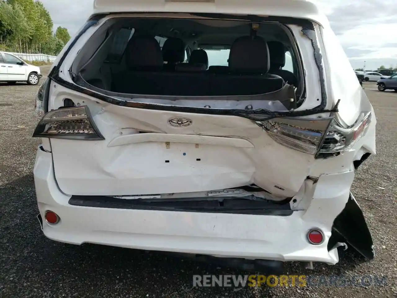 9 Photograph of a damaged car 5TDXZ3DC2KS010698 TOYOTA SIENNA 2019