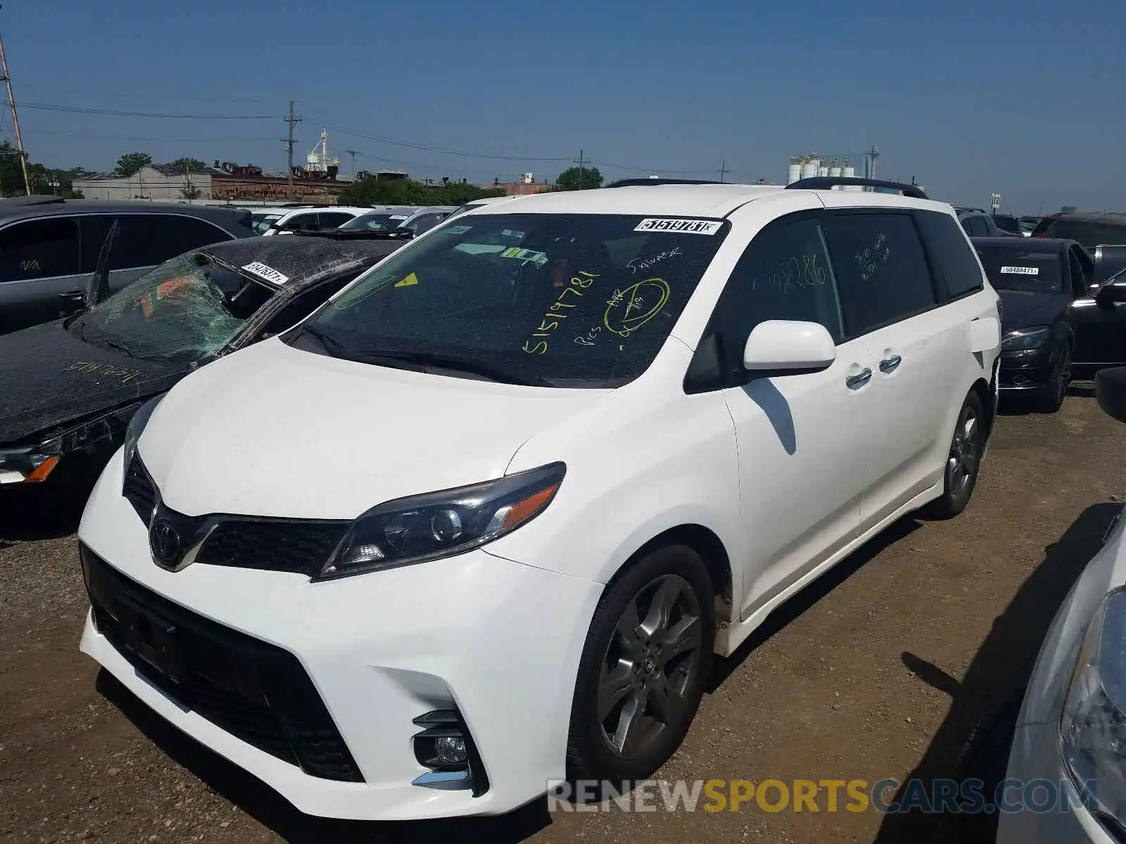 2 Photograph of a damaged car 5TDXZ3DC2KS990370 TOYOTA SIENNA 2019