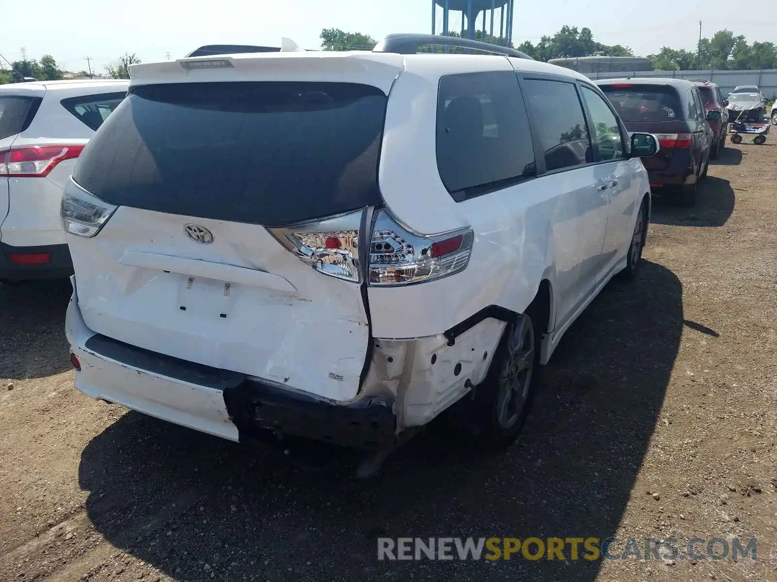 4 Photograph of a damaged car 5TDXZ3DC2KS990370 TOYOTA SIENNA 2019