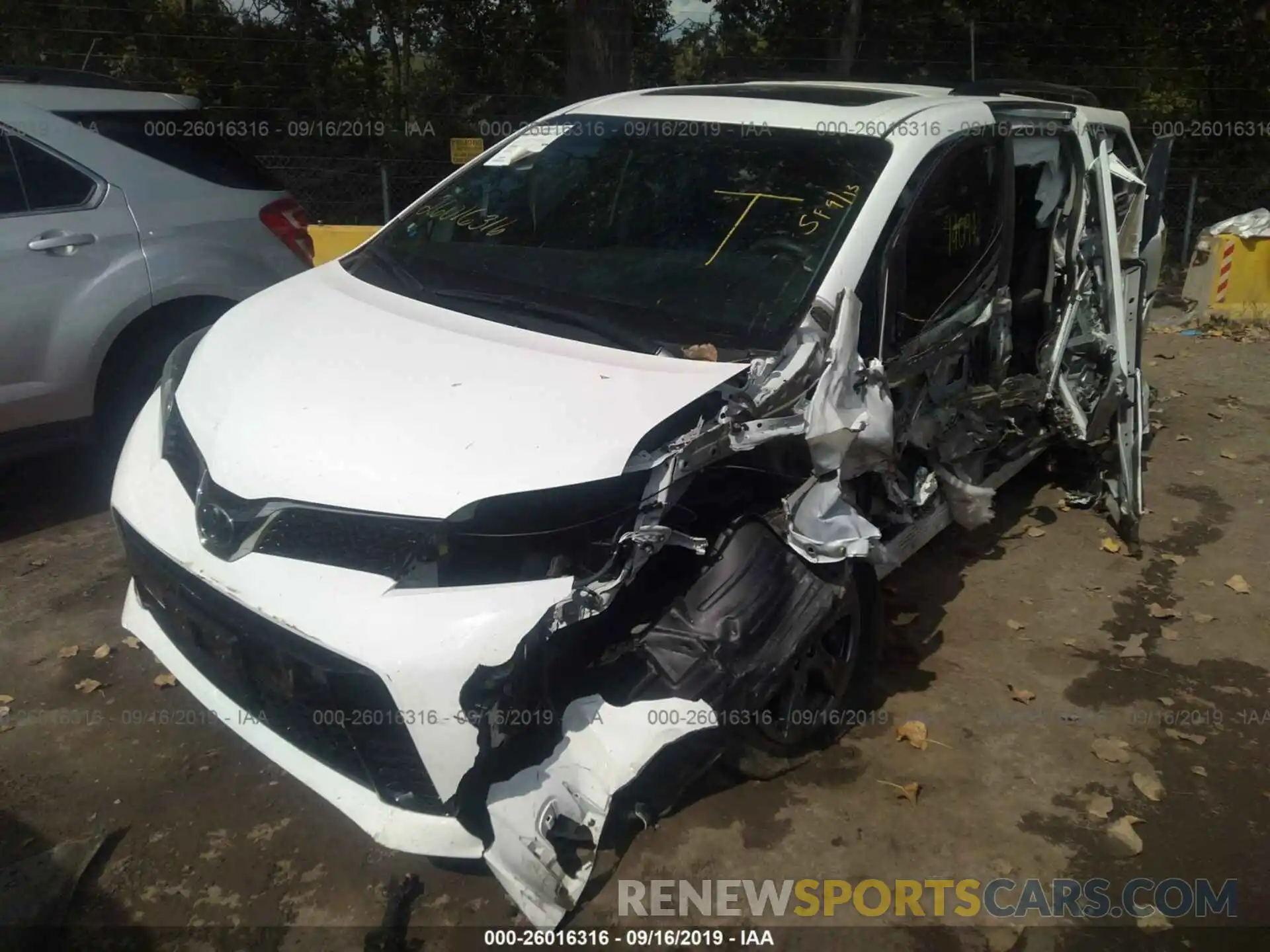 2 Photograph of a damaged car 5TDXZ3DC2KS999392 TOYOTA SIENNA 2019