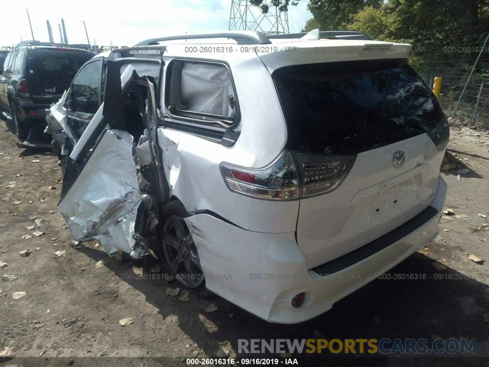 3 Photograph of a damaged car 5TDXZ3DC2KS999392 TOYOTA SIENNA 2019