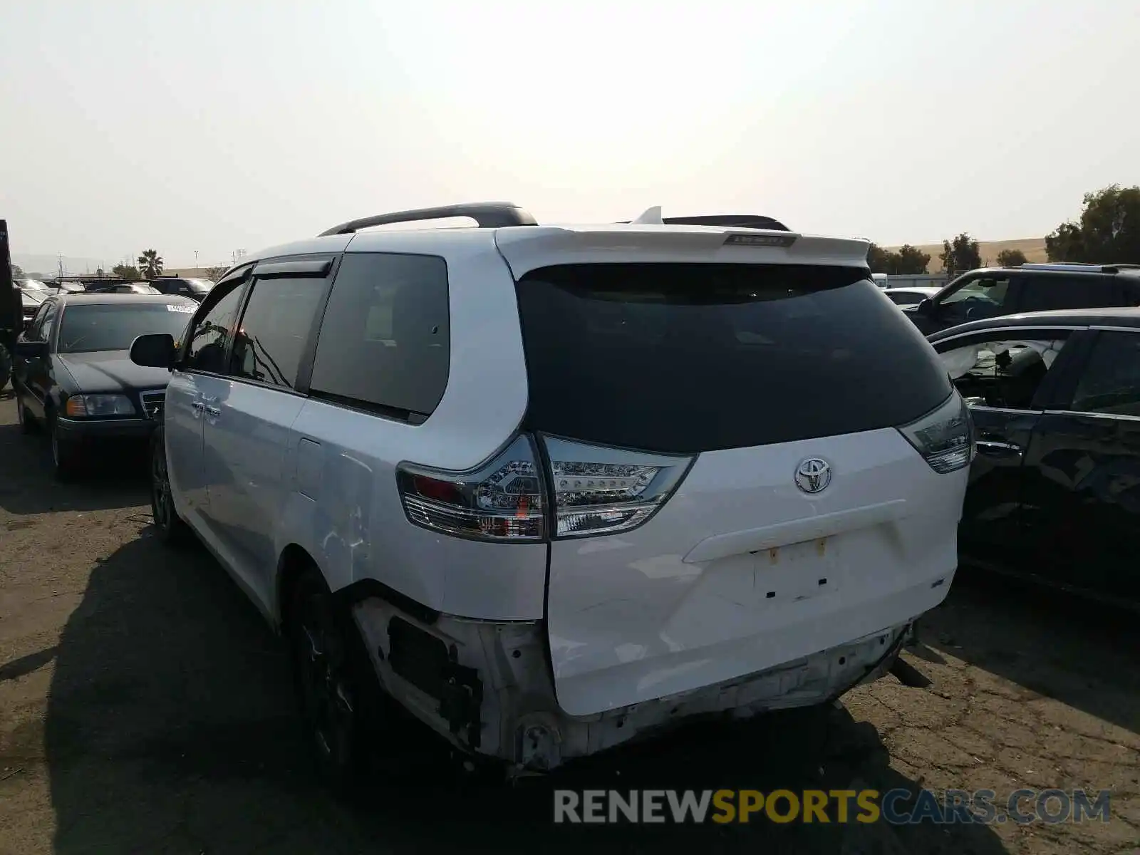 3 Photograph of a damaged car 5TDXZ3DC3KS018826 TOYOTA SIENNA 2019