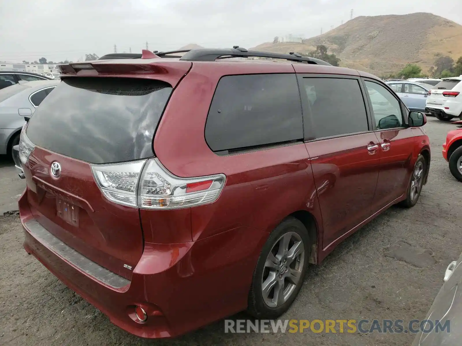 4 Photograph of a damaged car 5TDXZ3DC3KS971066 TOYOTA SIENNA 2019