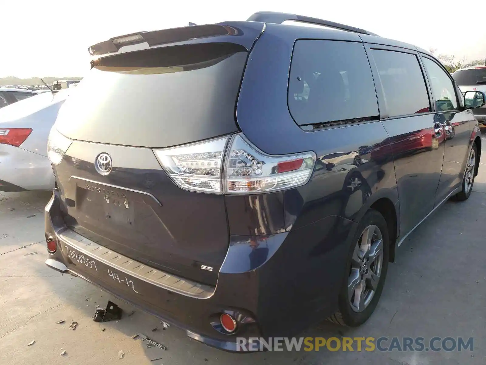 4 Photograph of a damaged car 5TDXZ3DC3KS978017 TOYOTA SIENNA 2019