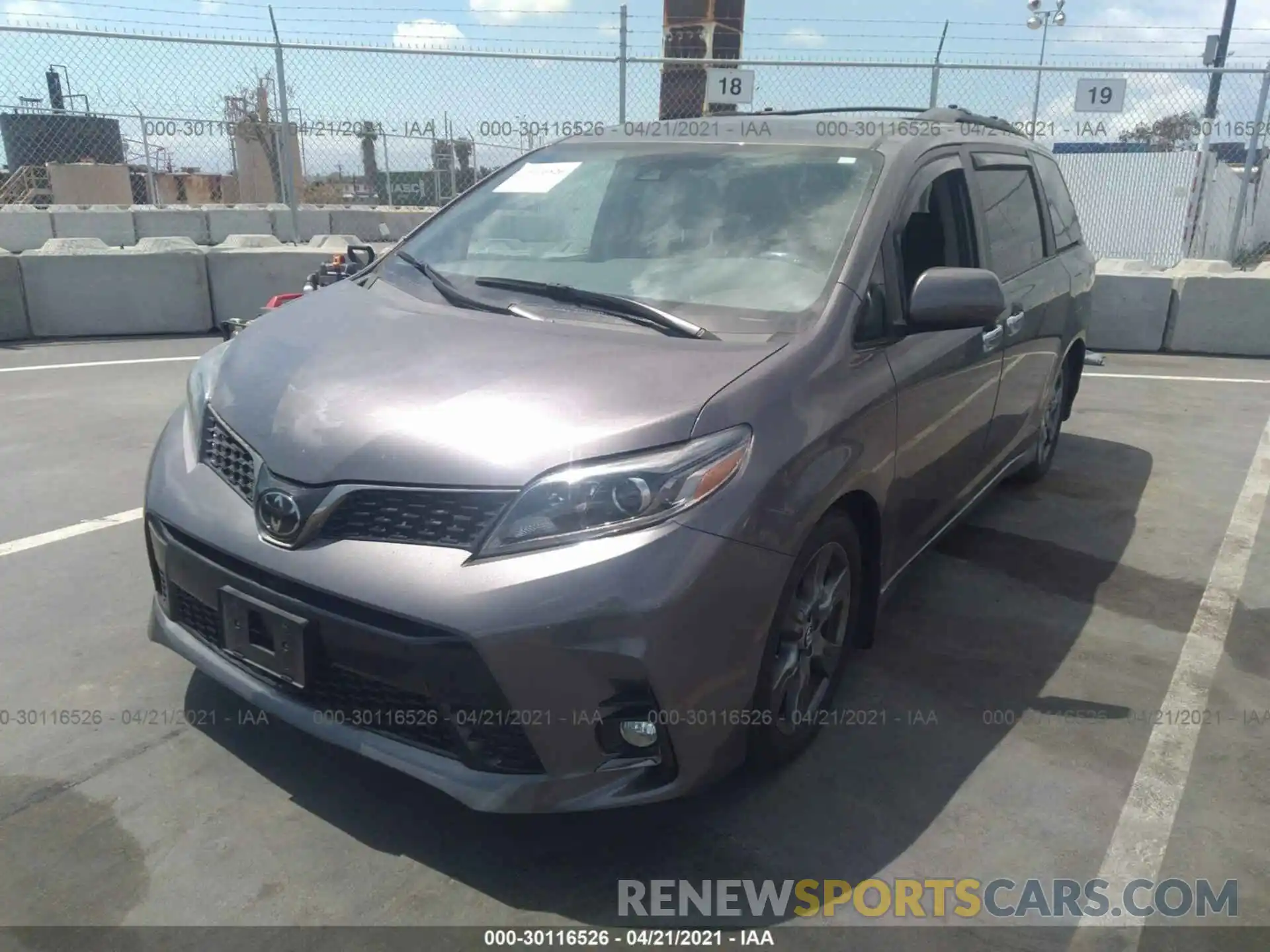 2 Photograph of a damaged car 5TDXZ3DC4KS971612 TOYOTA SIENNA 2019