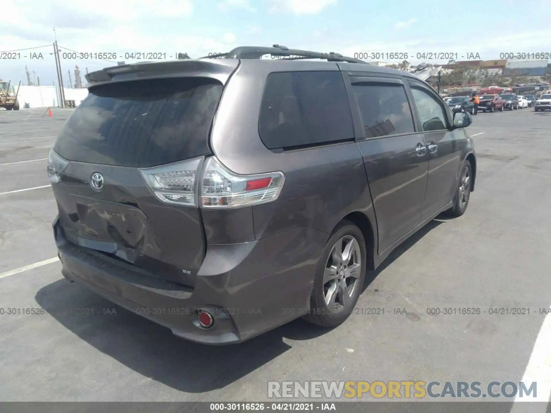 4 Photograph of a damaged car 5TDXZ3DC4KS971612 TOYOTA SIENNA 2019