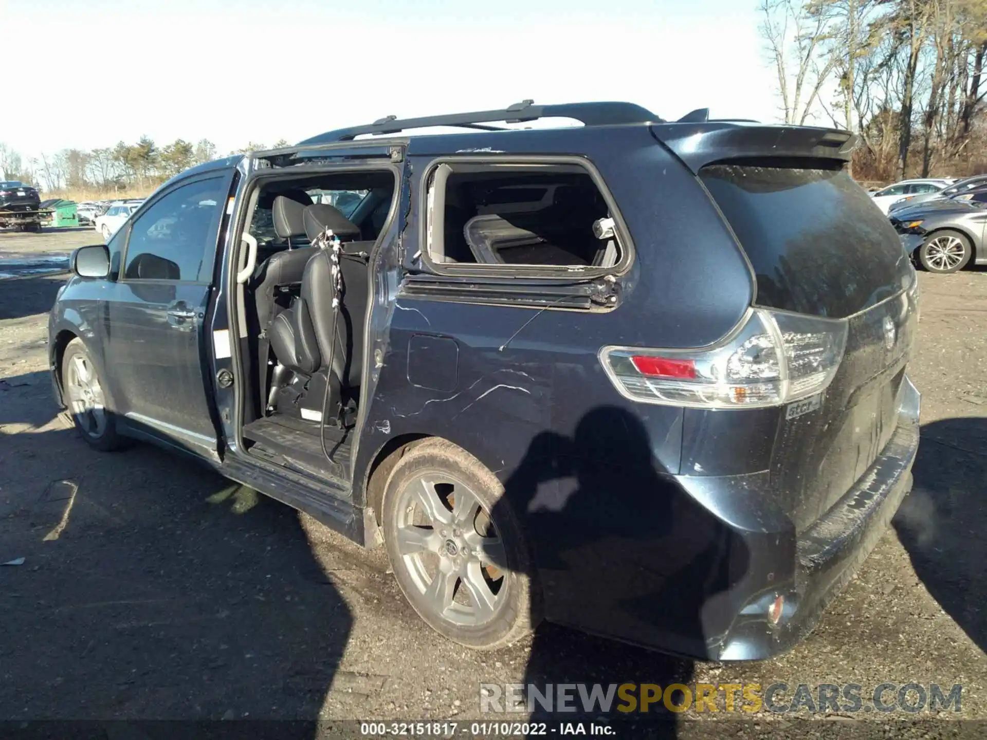 3 Photograph of a damaged car 5TDXZ3DC4KS974820 TOYOTA SIENNA 2019