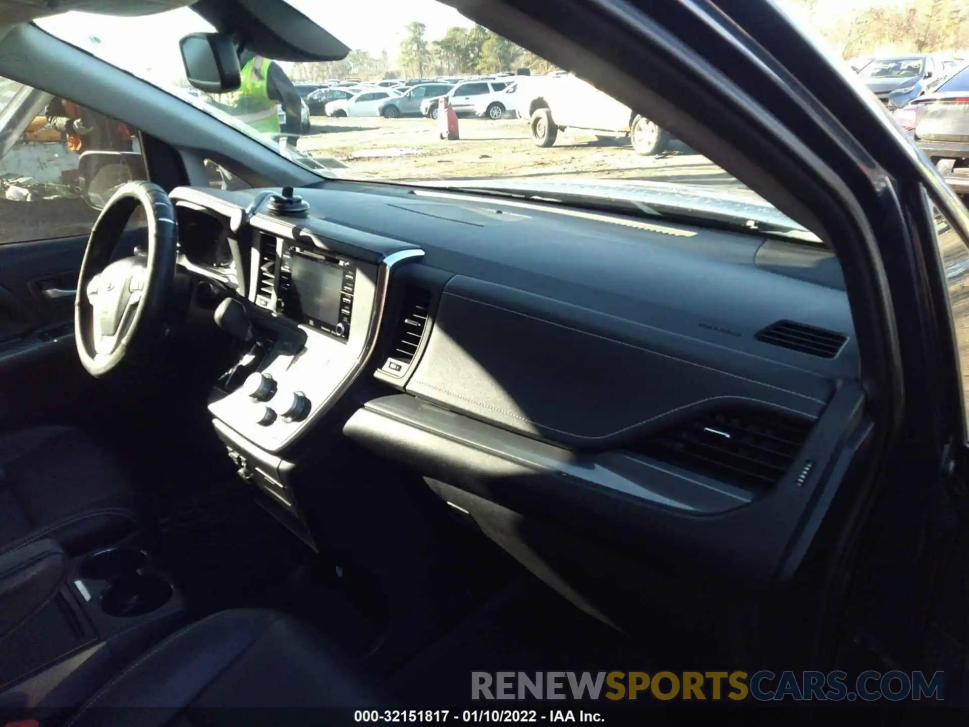 5 Photograph of a damaged car 5TDXZ3DC4KS974820 TOYOTA SIENNA 2019