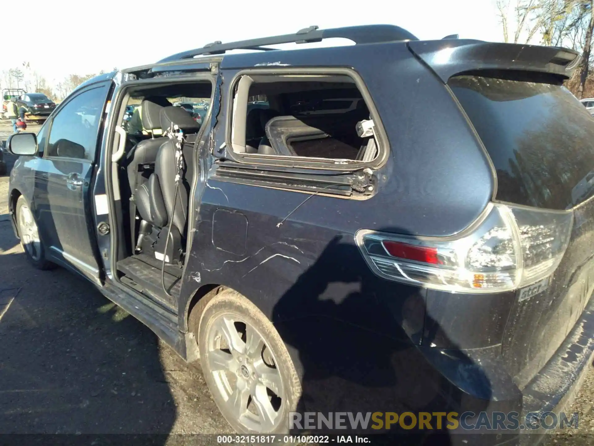 6 Photograph of a damaged car 5TDXZ3DC4KS974820 TOYOTA SIENNA 2019