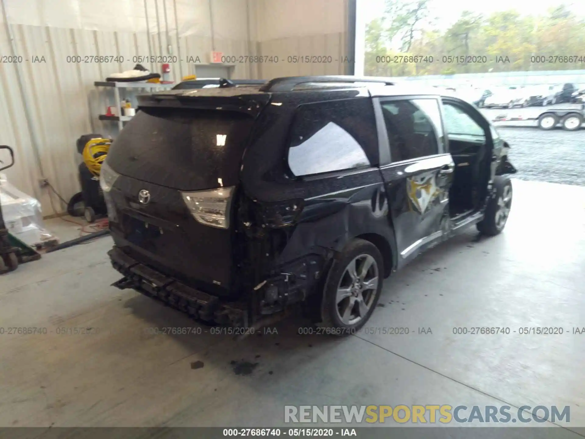 4 Photograph of a damaged car 5TDXZ3DC4KS980617 TOYOTA SIENNA 2019