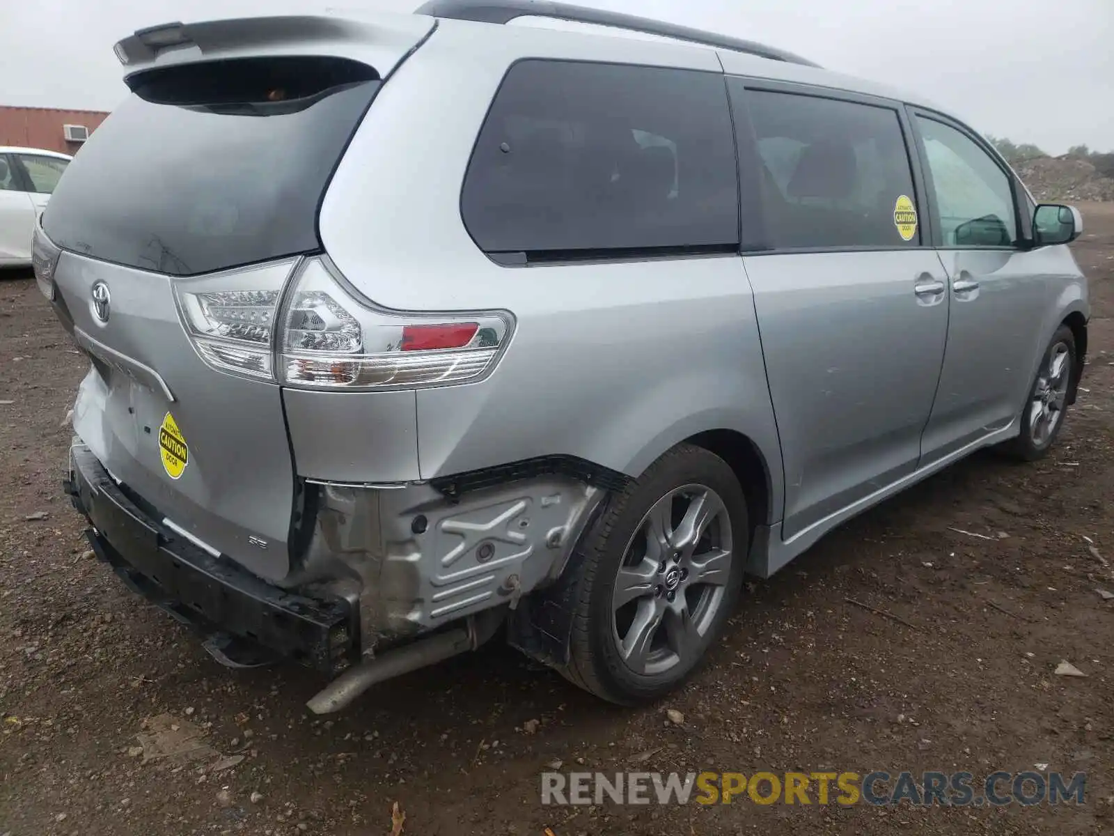 4 Photograph of a damaged car 5TDXZ3DC4KS981461 TOYOTA SIENNA 2019