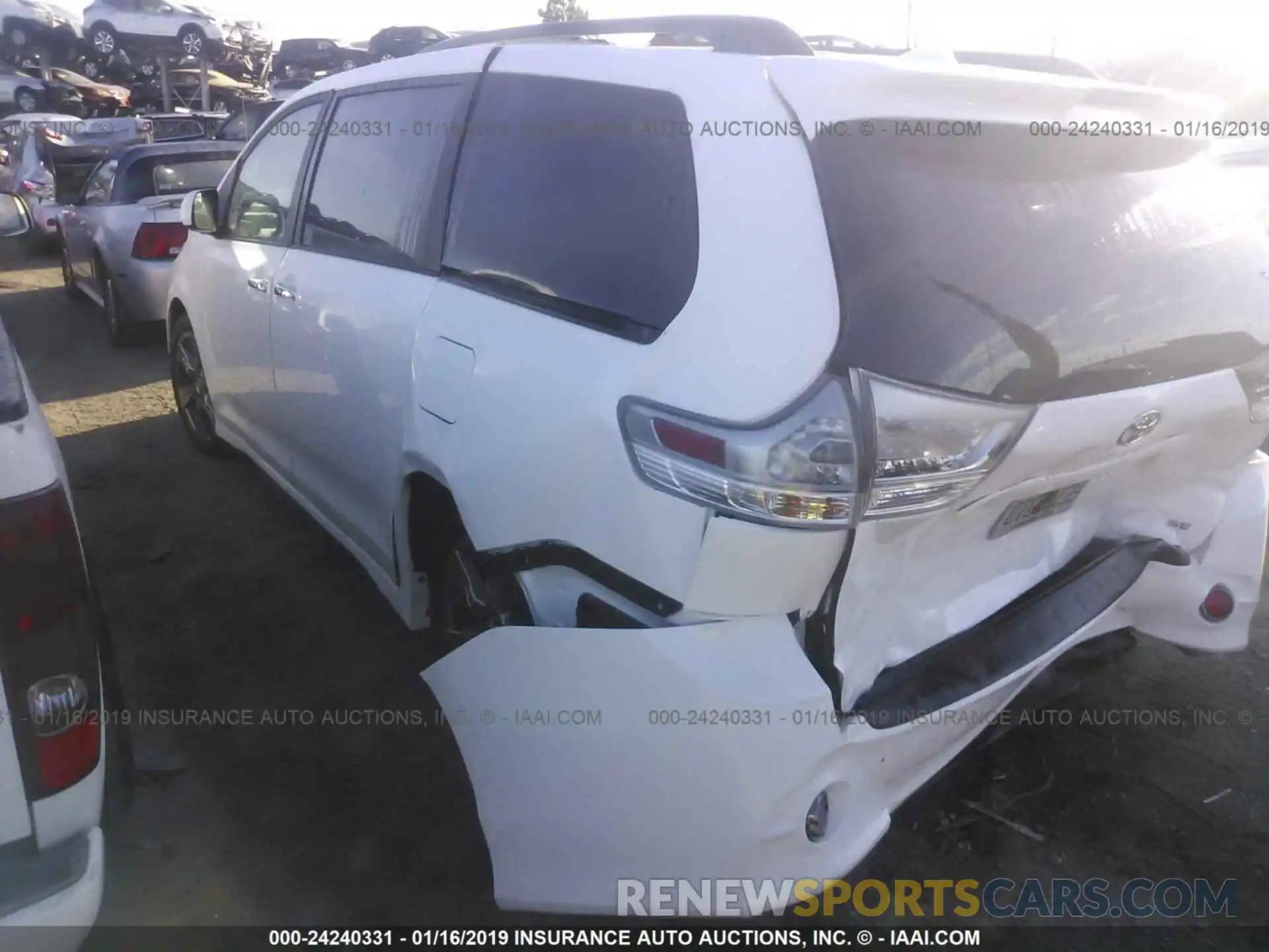 3 Фотография поврежденного автомобиля 5TDXZ3DC4KS985803 TOYOTA SIENNA 2019