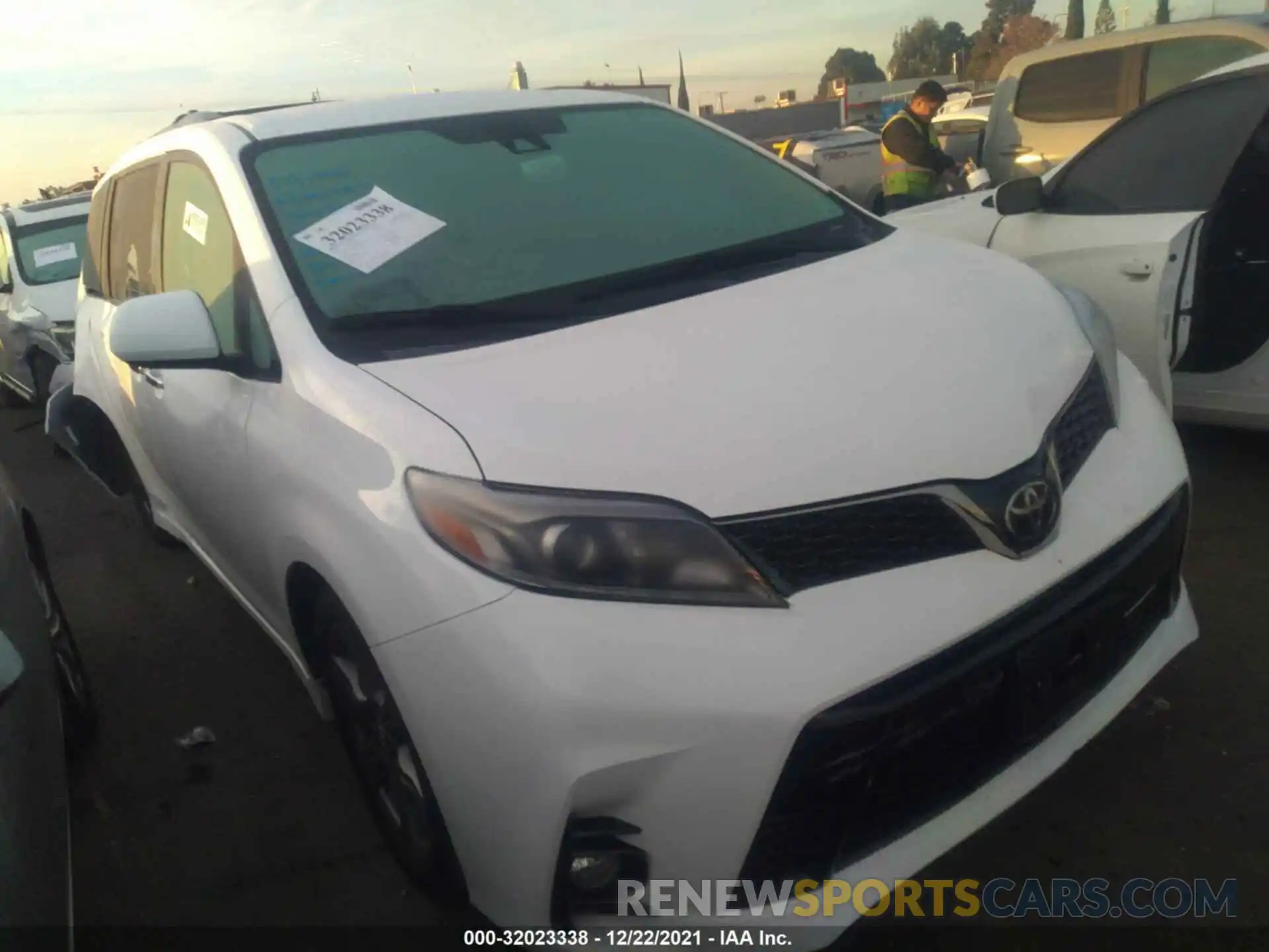 1 Photograph of a damaged car 5TDXZ3DC4KS990094 TOYOTA SIENNA 2019