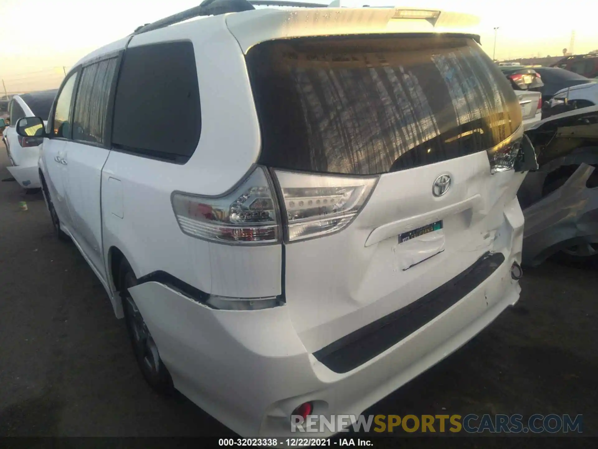 3 Фотография поврежденного автомобиля 5TDXZ3DC4KS990094 TOYOTA SIENNA 2019