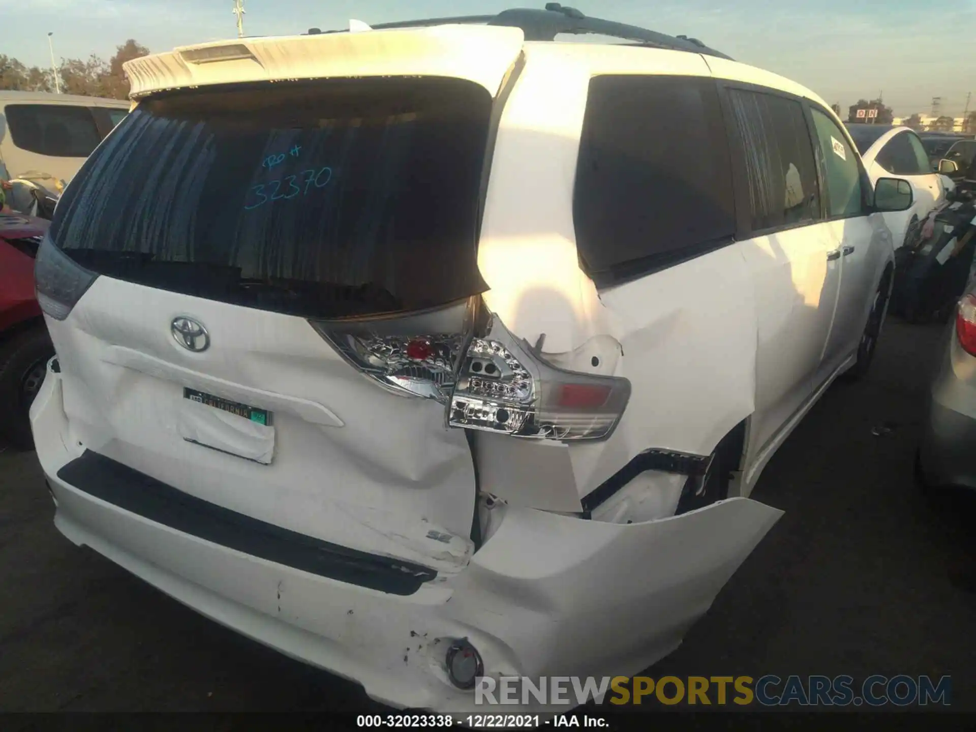 4 Photograph of a damaged car 5TDXZ3DC4KS990094 TOYOTA SIENNA 2019