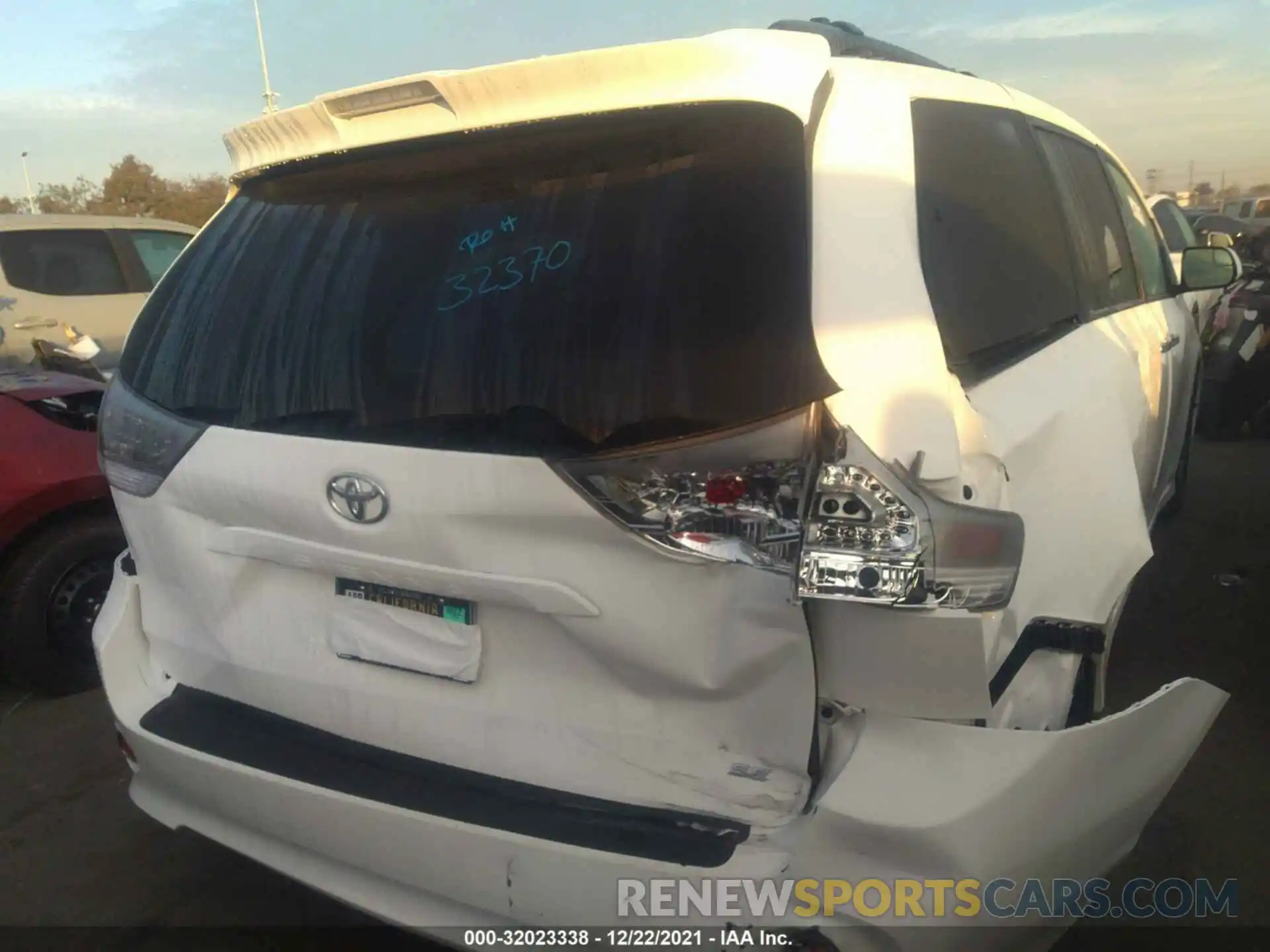 6 Photograph of a damaged car 5TDXZ3DC4KS990094 TOYOTA SIENNA 2019