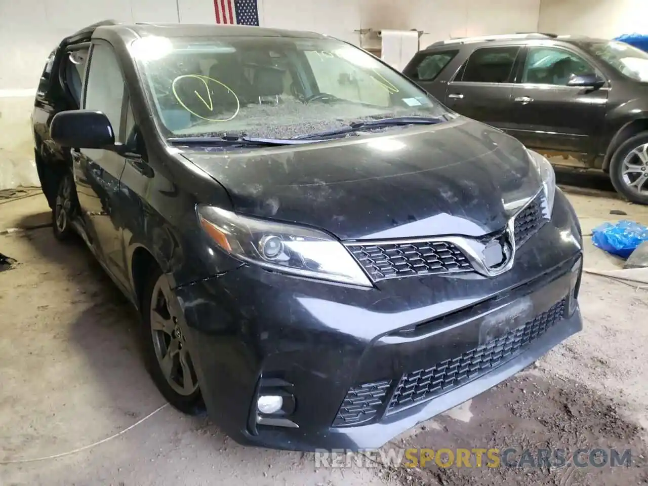 1 Photograph of a damaged car 5TDXZ3DC4KS998275 TOYOTA SIENNA 2019