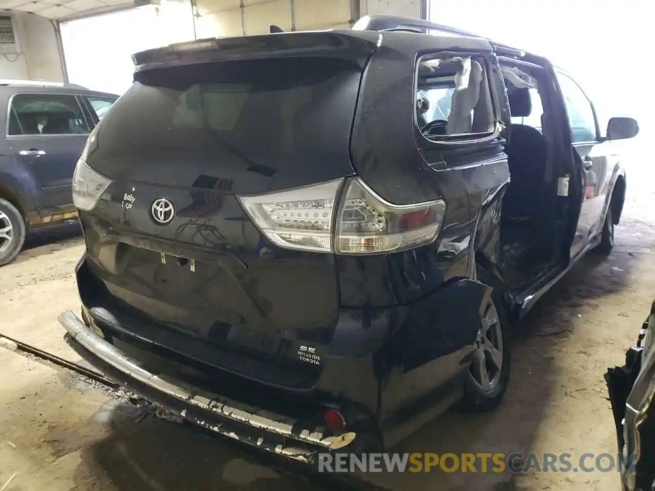 4 Photograph of a damaged car 5TDXZ3DC4KS998275 TOYOTA SIENNA 2019