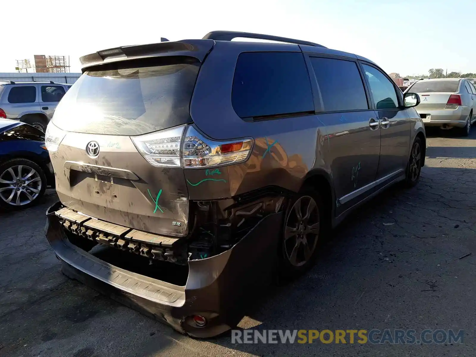 4 Фотография поврежденного автомобиля 5TDXZ3DC5KS004393 TOYOTA SIENNA 2019