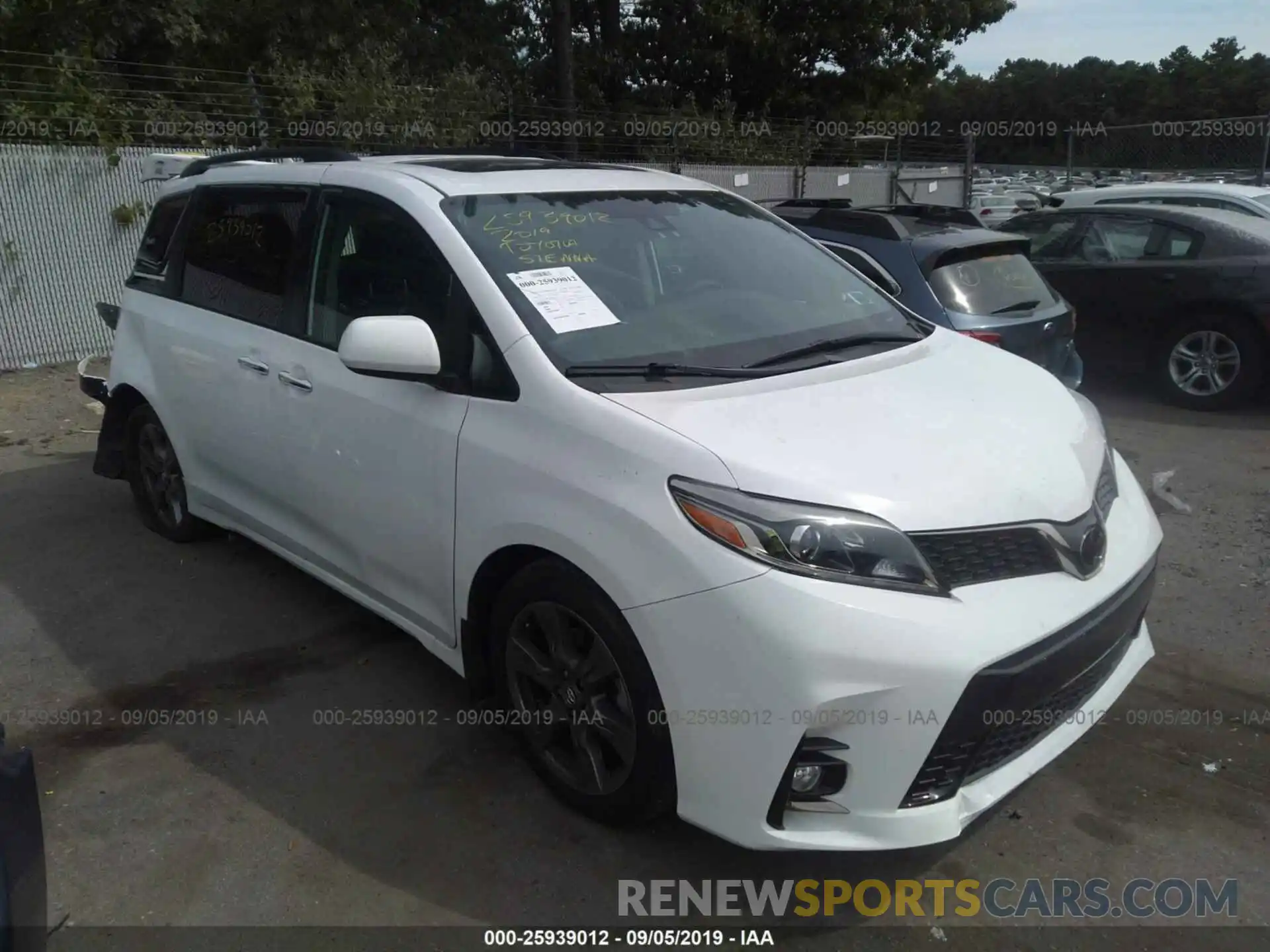 1 Photograph of a damaged car 5TDXZ3DC5KS016429 TOYOTA SIENNA 2019