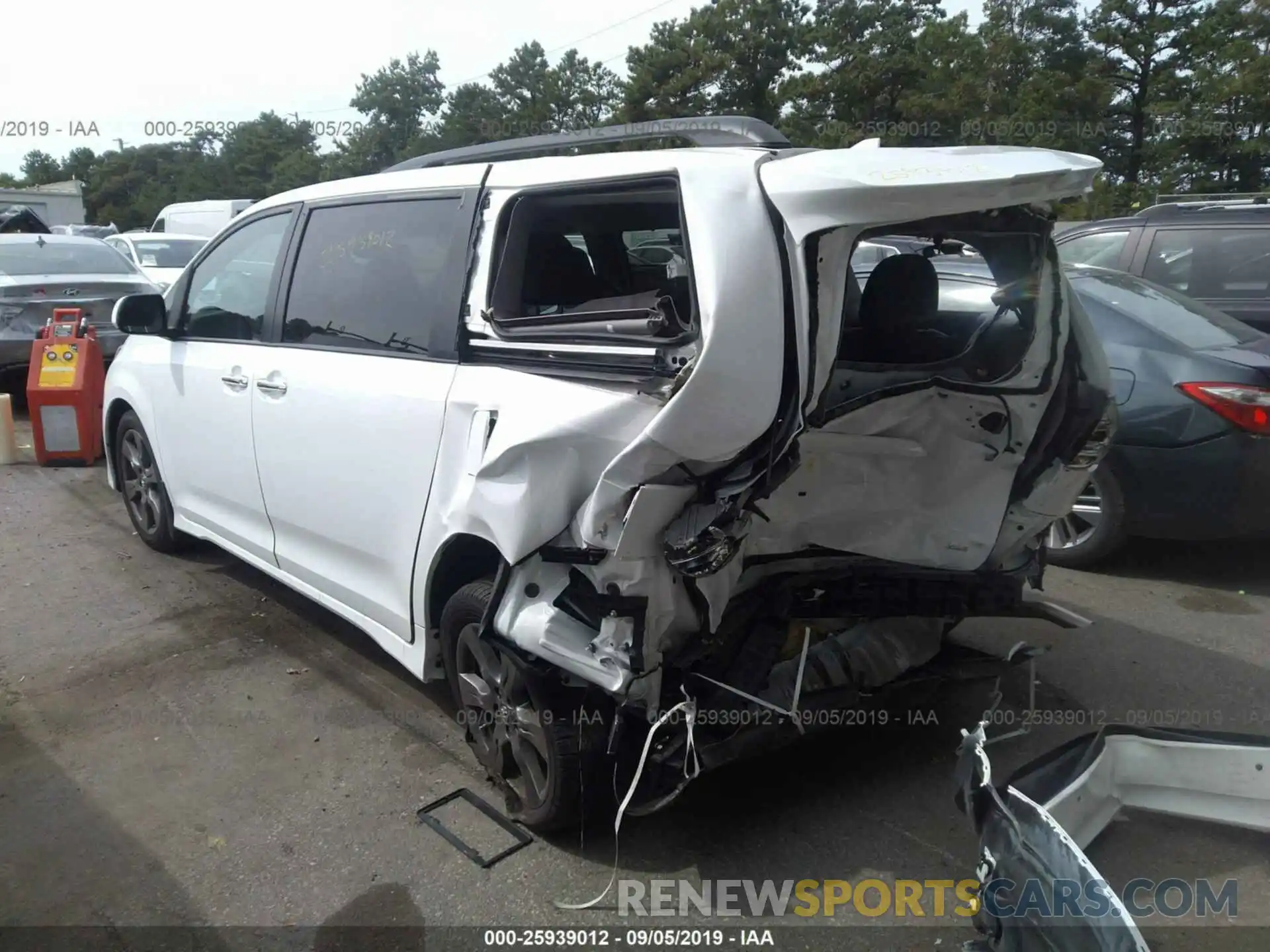 3 Фотография поврежденного автомобиля 5TDXZ3DC5KS016429 TOYOTA SIENNA 2019