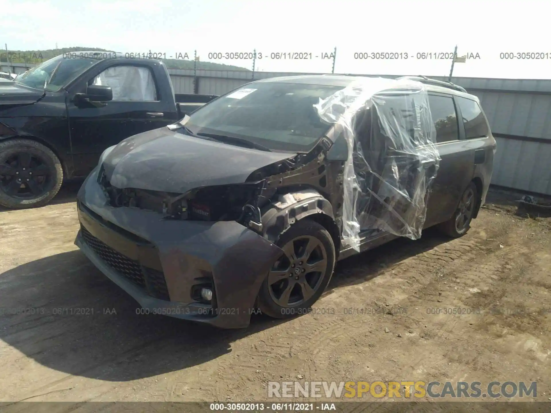 2 Photograph of a damaged car 5TDXZ3DC5KS969173 TOYOTA SIENNA 2019