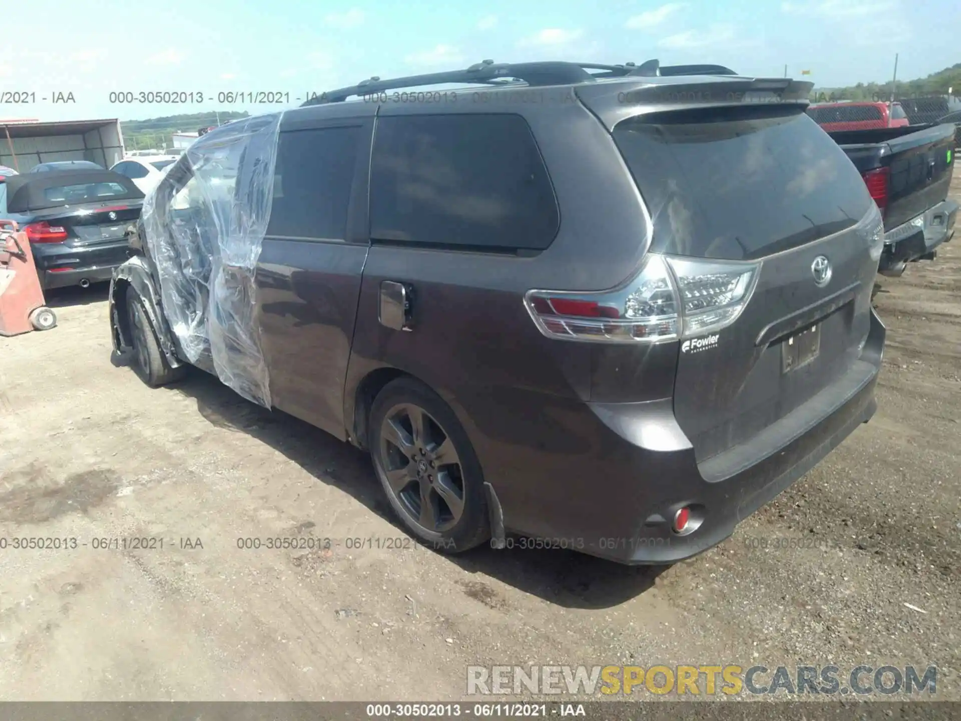 3 Фотография поврежденного автомобиля 5TDXZ3DC5KS969173 TOYOTA SIENNA 2019