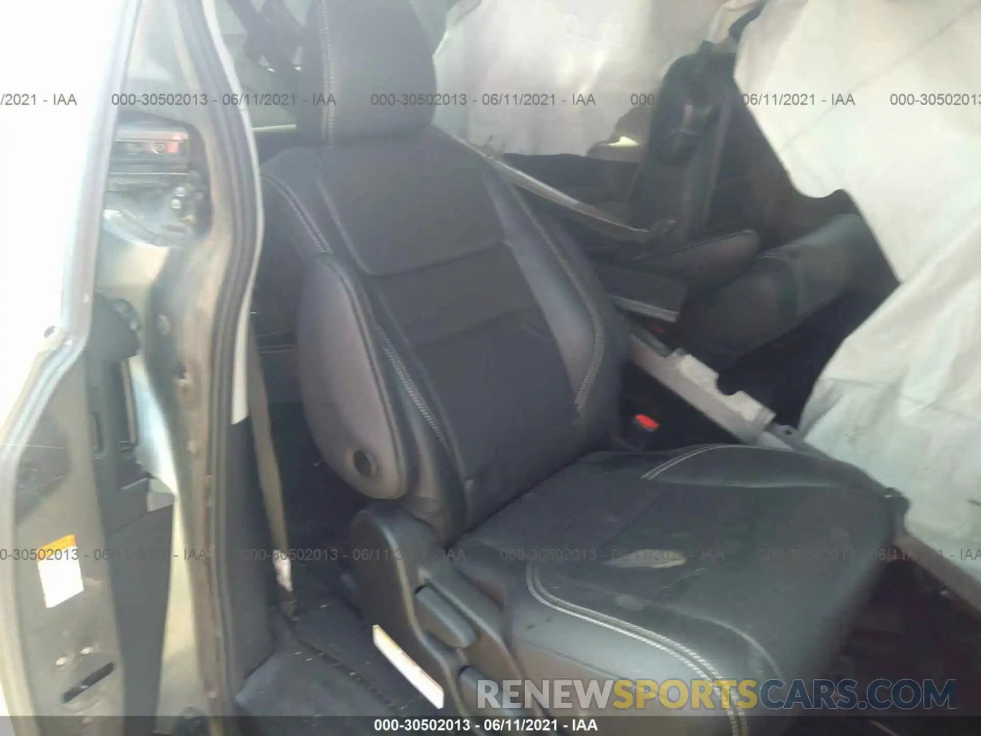 8 Photograph of a damaged car 5TDXZ3DC5KS969173 TOYOTA SIENNA 2019