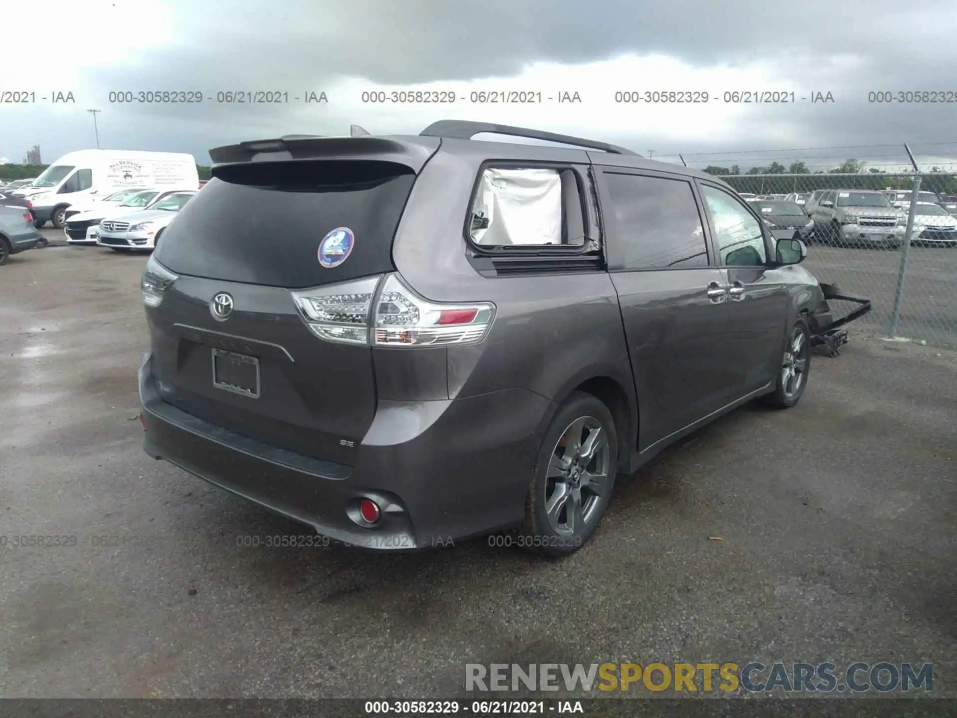 4 Фотография поврежденного автомобиля 5TDXZ3DC5KS971229 TOYOTA SIENNA 2019