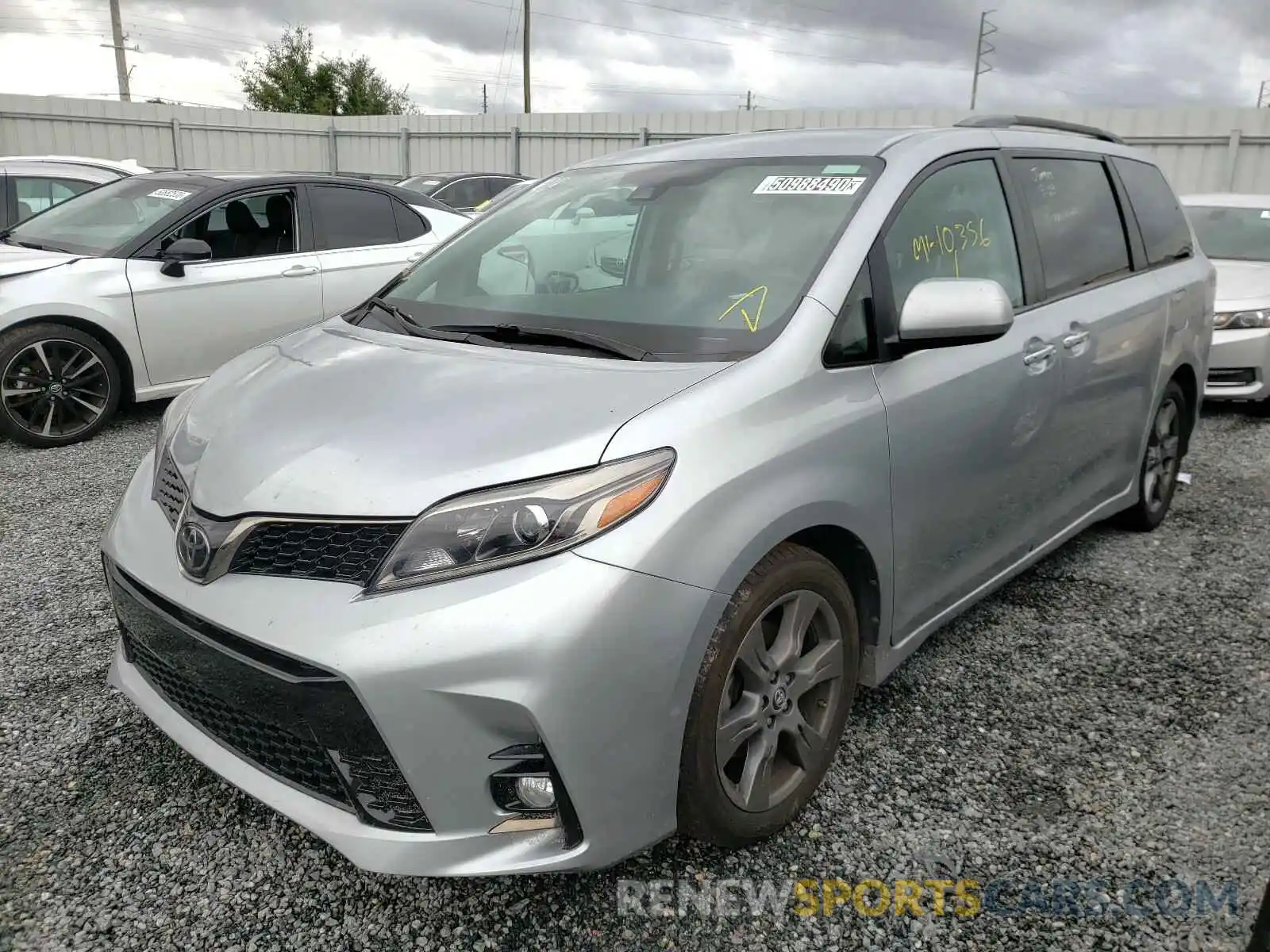 2 Photograph of a damaged car 5TDXZ3DC5KS977936 TOYOTA SIENNA 2019