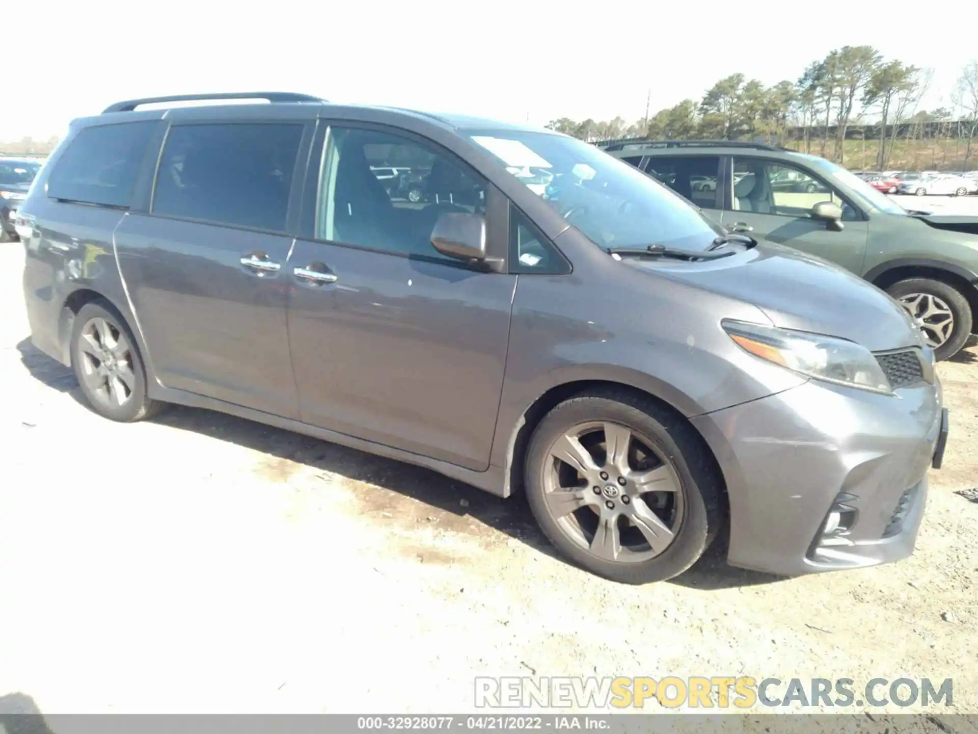 1 Photograph of a damaged car 5TDXZ3DC5KS985647 TOYOTA SIENNA 2019