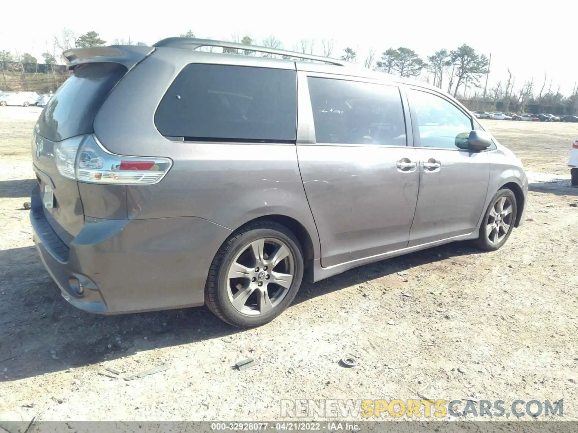 4 Фотография поврежденного автомобиля 5TDXZ3DC5KS985647 TOYOTA SIENNA 2019