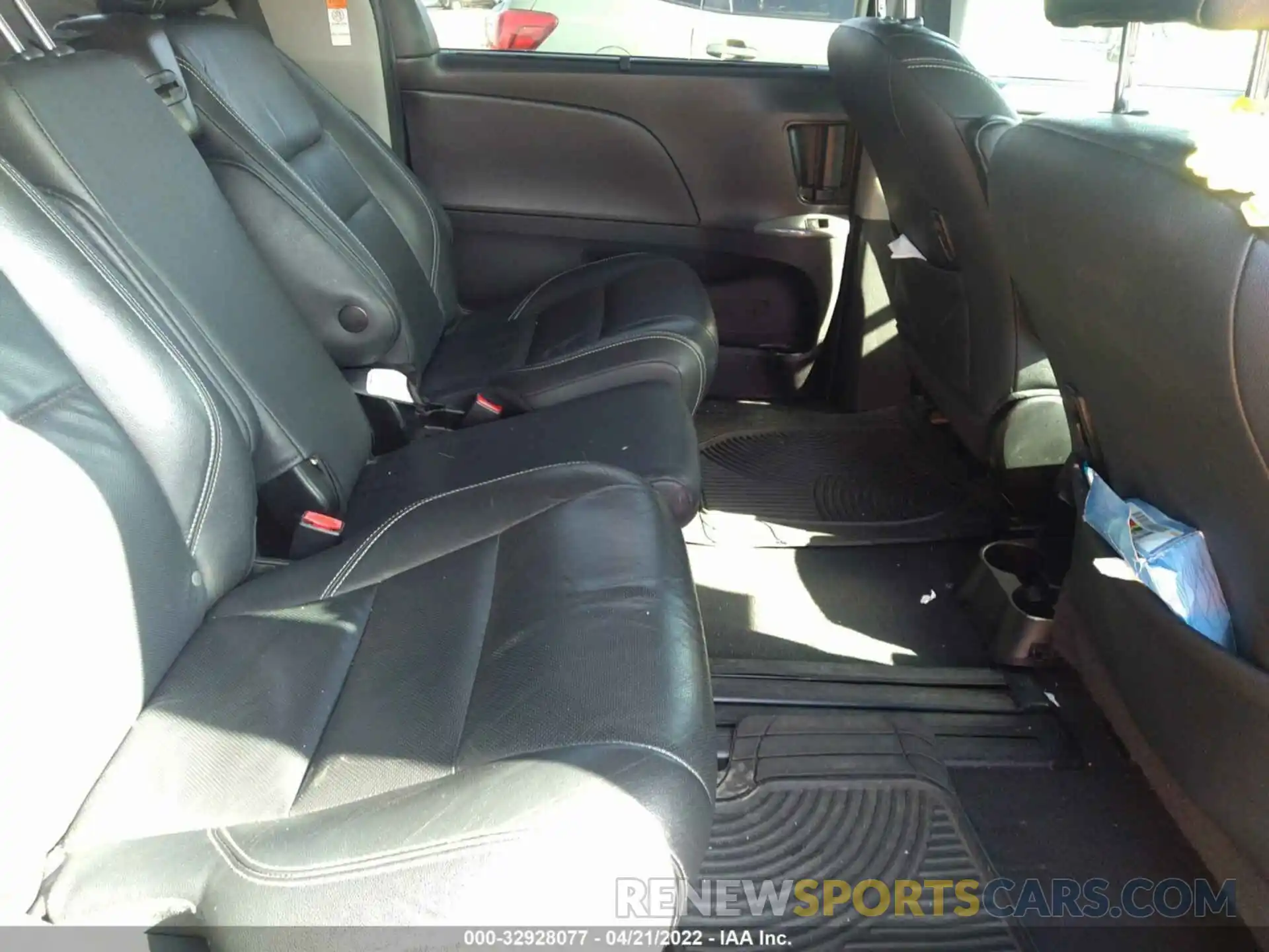 8 Фотография поврежденного автомобиля 5TDXZ3DC5KS985647 TOYOTA SIENNA 2019