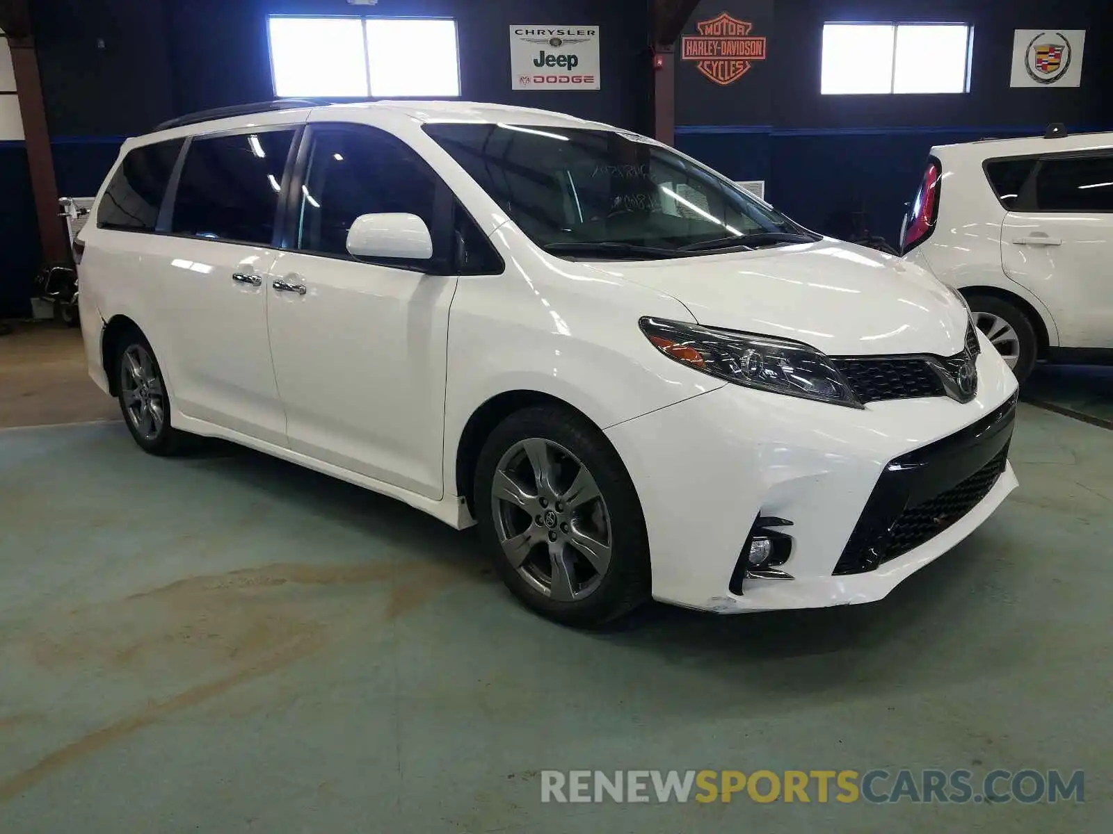 1 Photograph of a damaged car 5TDXZ3DC5KS985678 TOYOTA SIENNA 2019