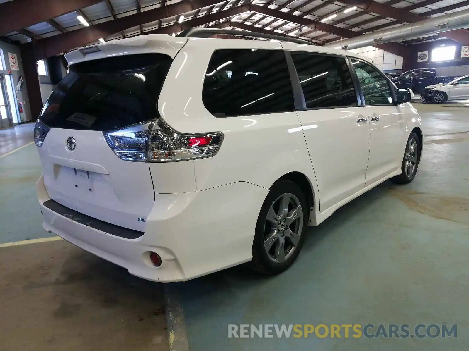 4 Фотография поврежденного автомобиля 5TDXZ3DC5KS985678 TOYOTA SIENNA 2019