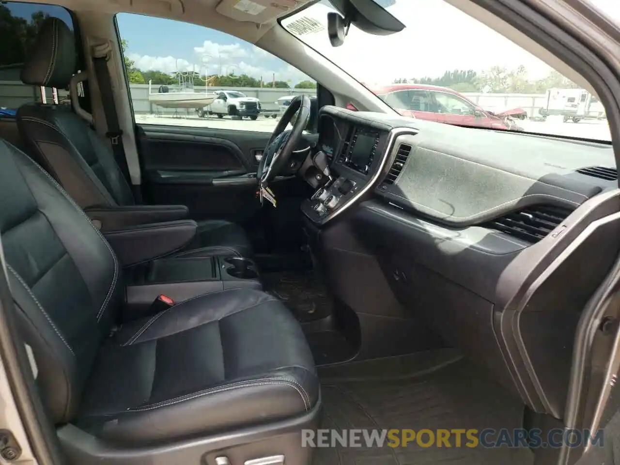 5 Photograph of a damaged car 5TDXZ3DC5KS986801 TOYOTA SIENNA 2019