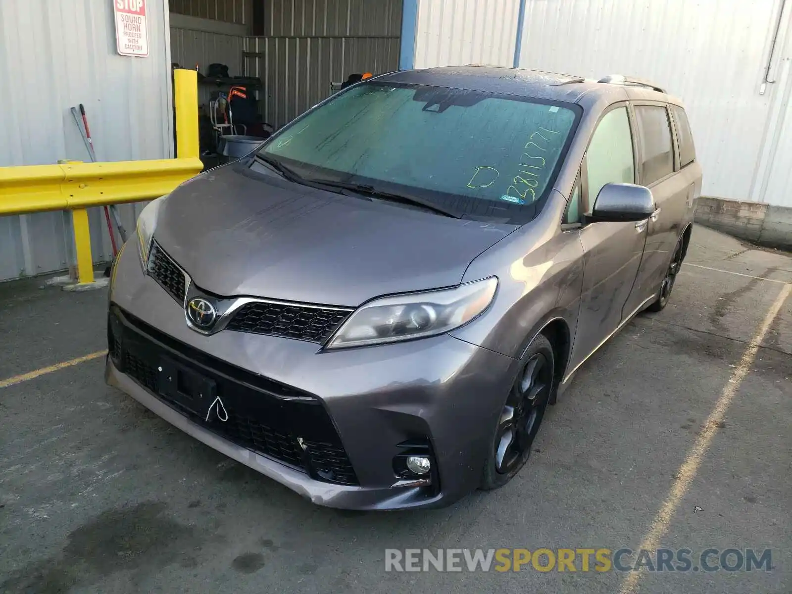 2 Photograph of a damaged car 5TDXZ3DC5KS987561 TOYOTA SIENNA 2019