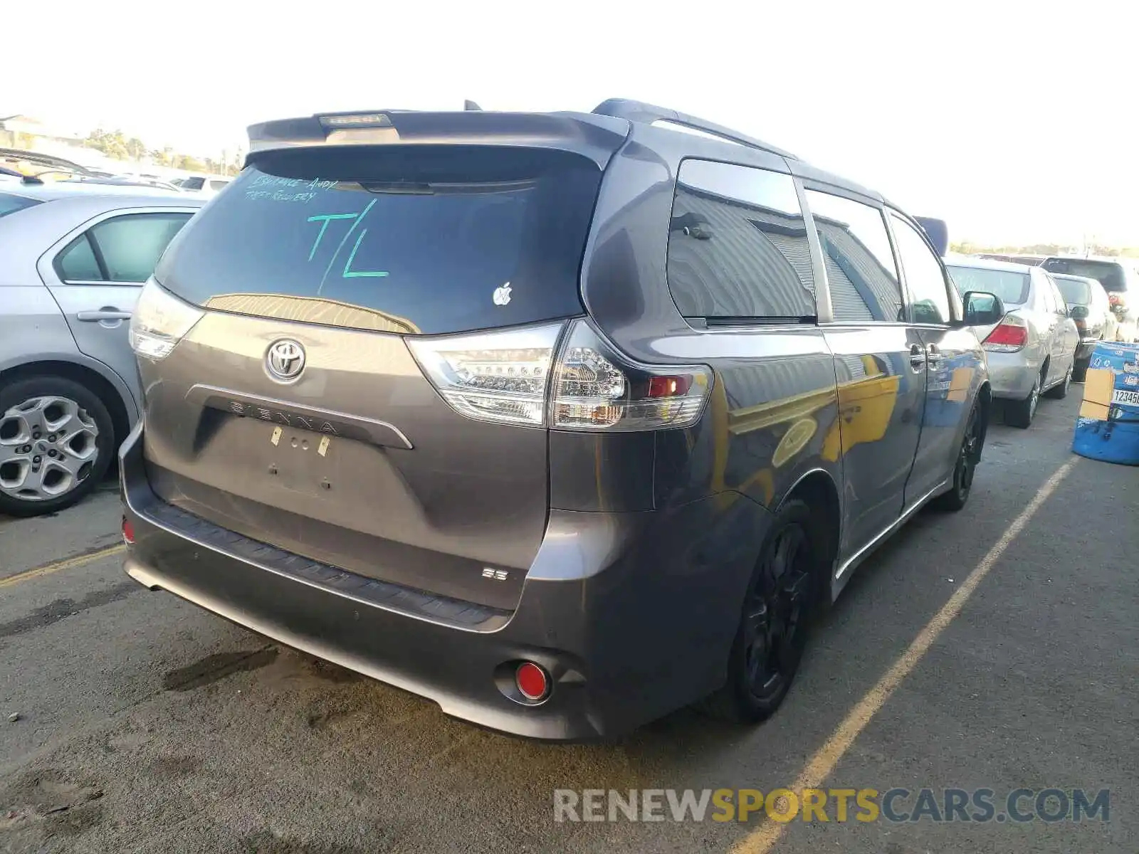 4 Photograph of a damaged car 5TDXZ3DC5KS987561 TOYOTA SIENNA 2019