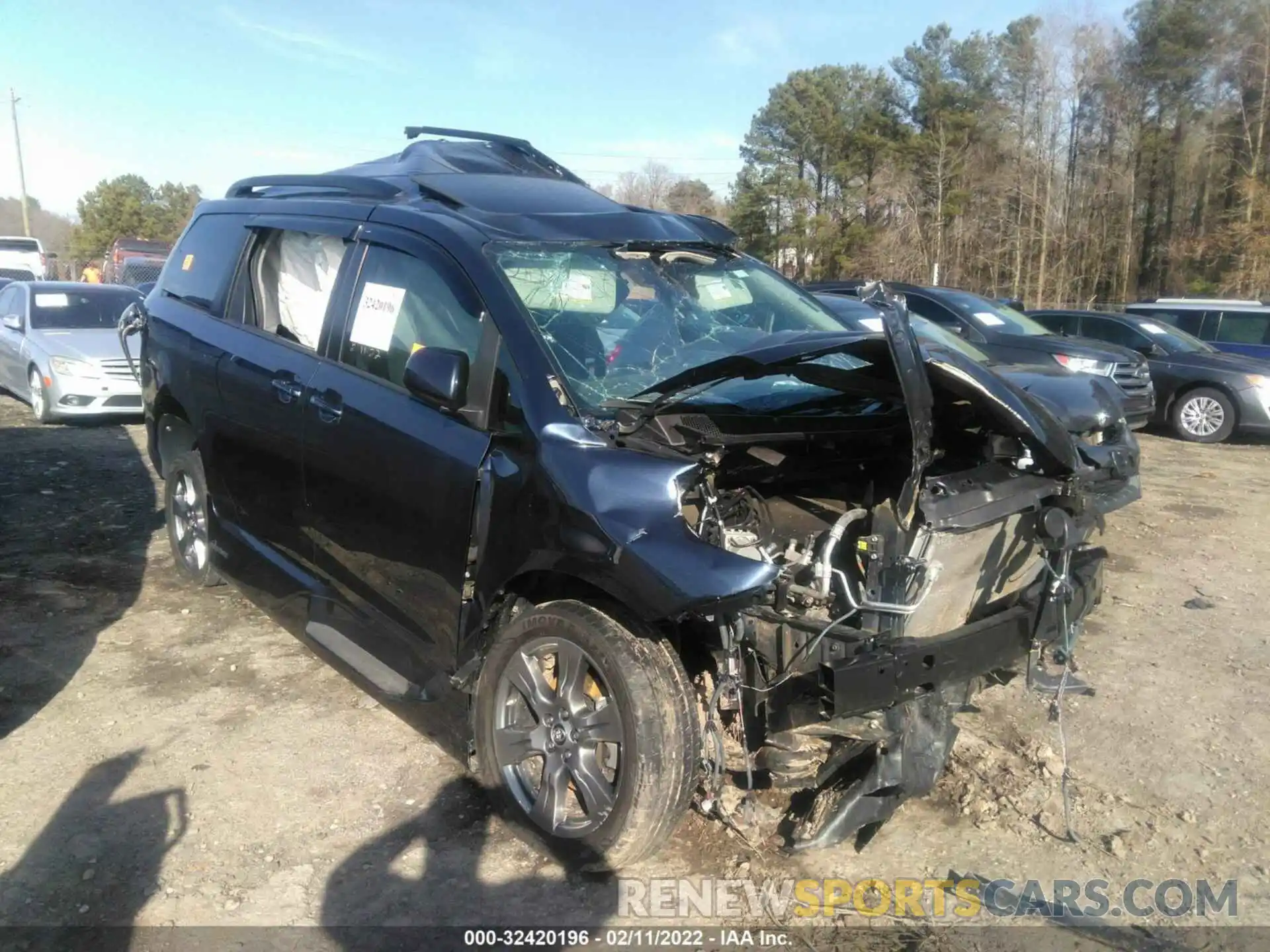 1 Photograph of a damaged car 5TDXZ3DC5KS990346 TOYOTA SIENNA 2019