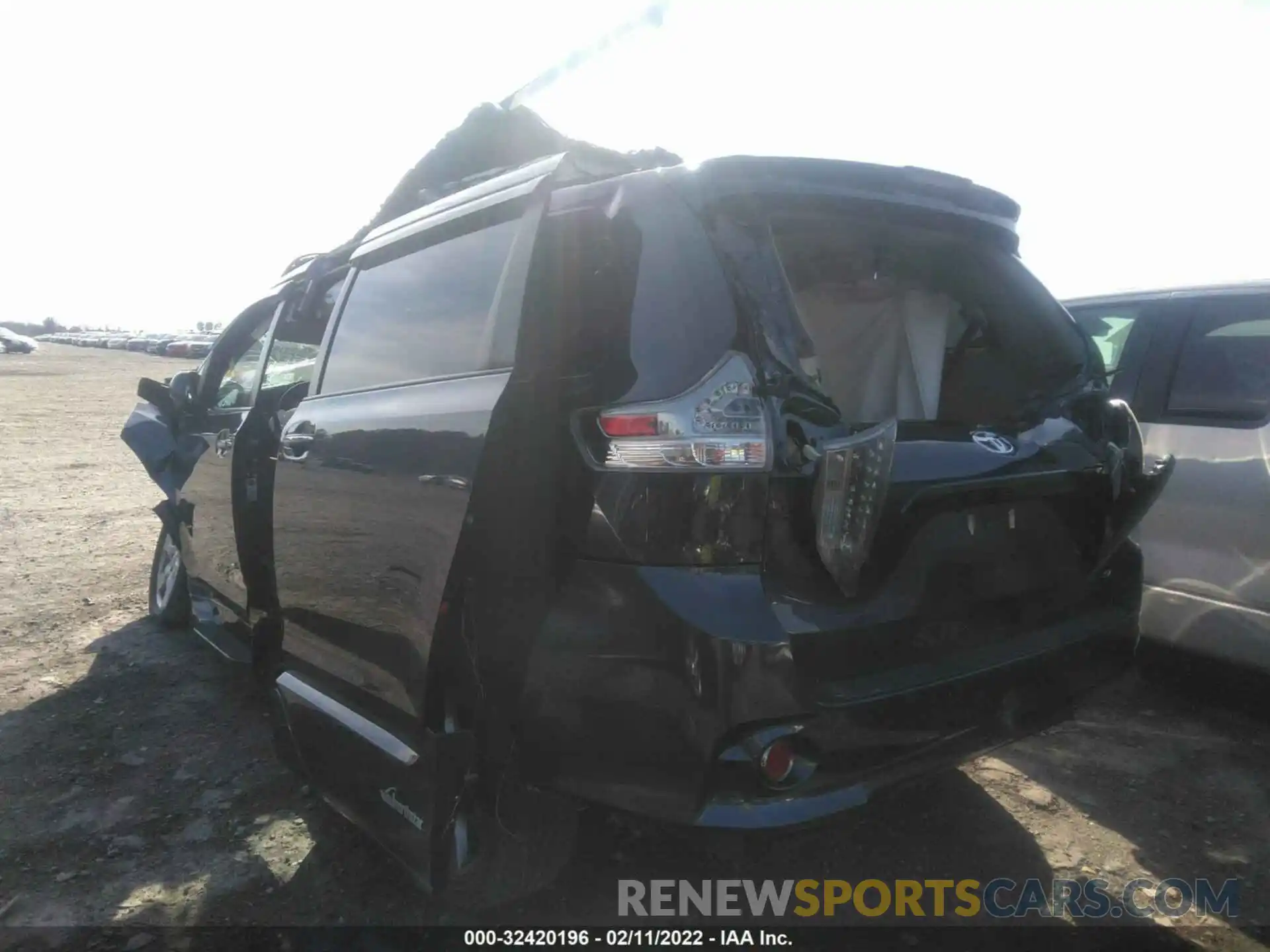 3 Photograph of a damaged car 5TDXZ3DC5KS990346 TOYOTA SIENNA 2019