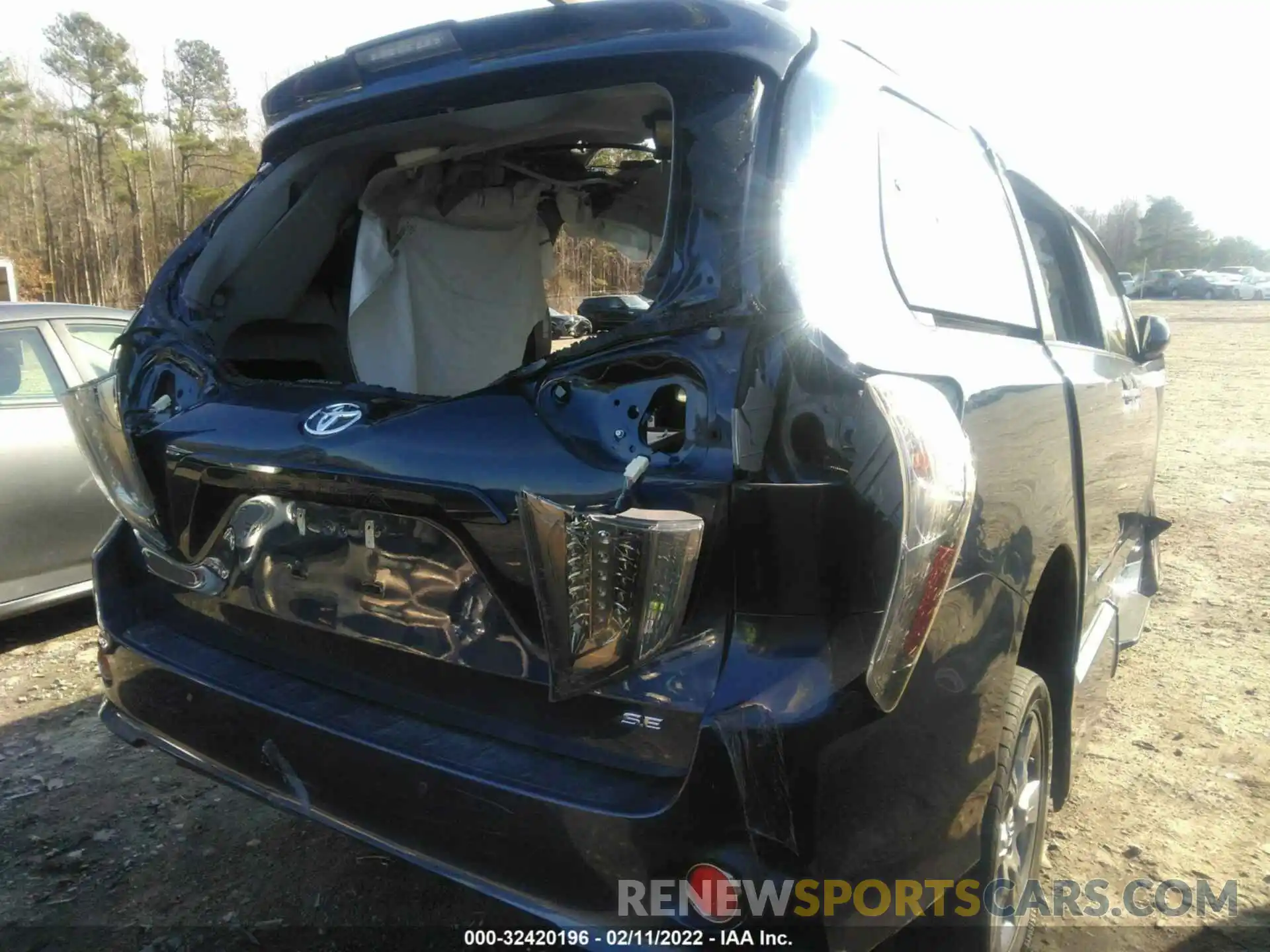 4 Photograph of a damaged car 5TDXZ3DC5KS990346 TOYOTA SIENNA 2019