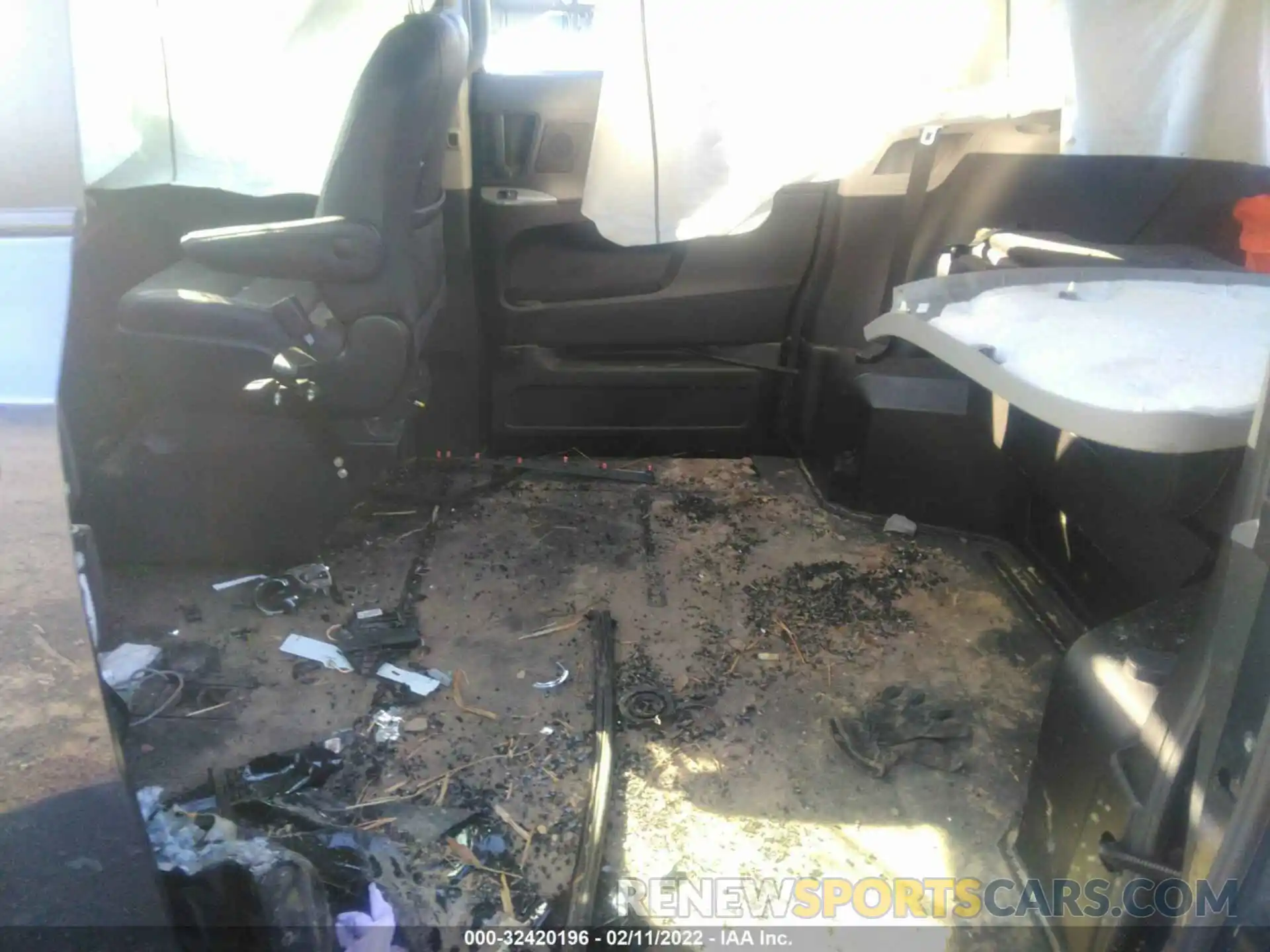 8 Photograph of a damaged car 5TDXZ3DC5KS990346 TOYOTA SIENNA 2019