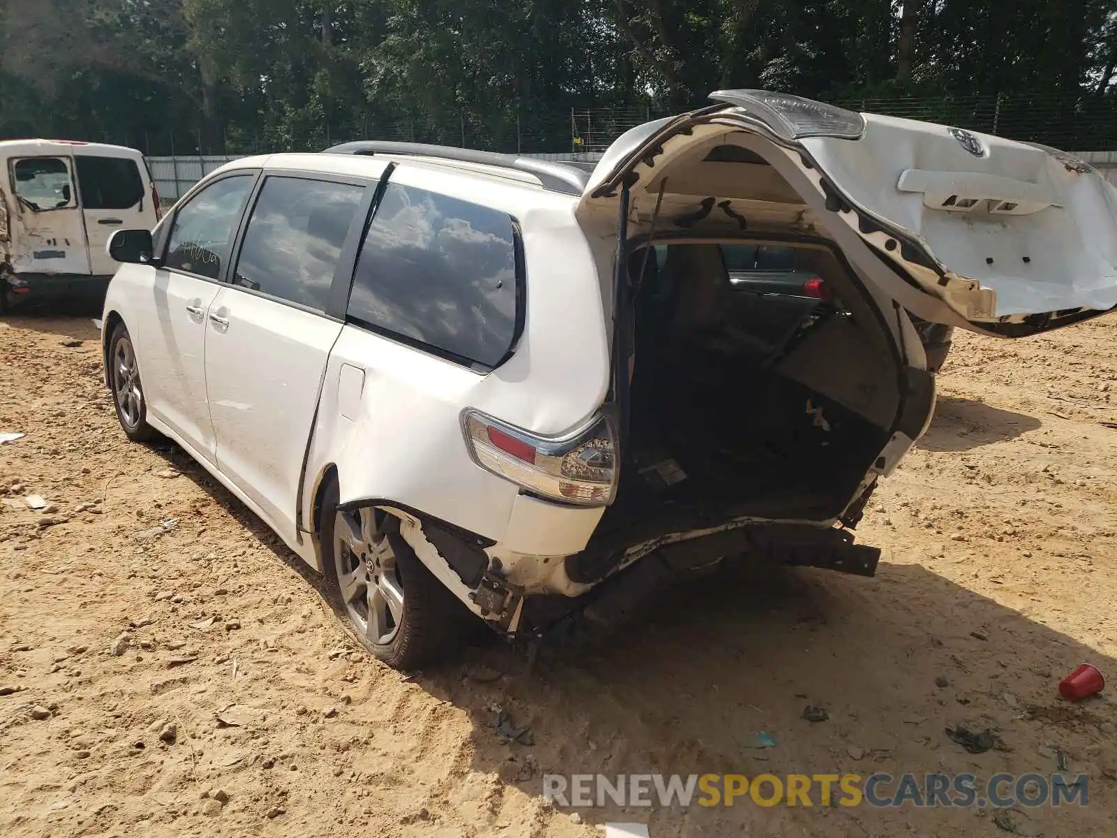 3 Photograph of a damaged car 5TDXZ3DC5KS998429 TOYOTA SIENNA 2019