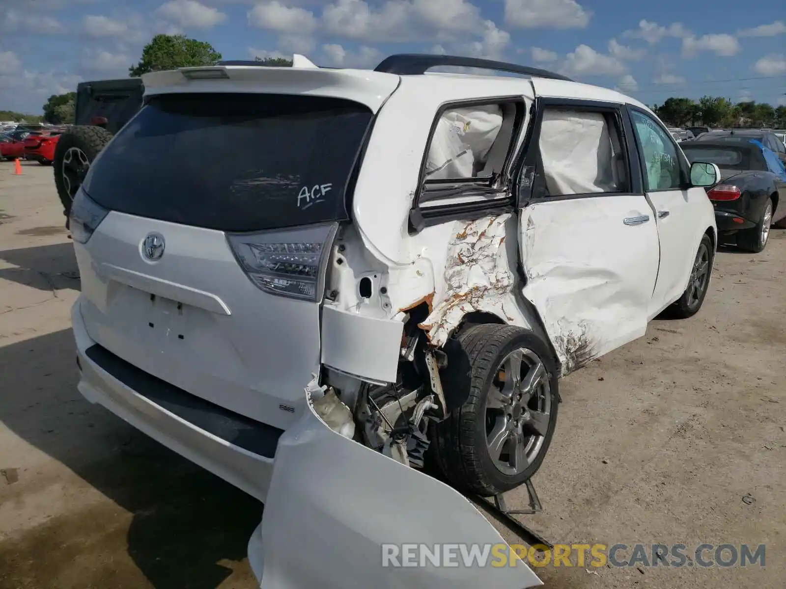 4 Фотография поврежденного автомобиля 5TDXZ3DC6KS978917 TOYOTA SIENNA 2019