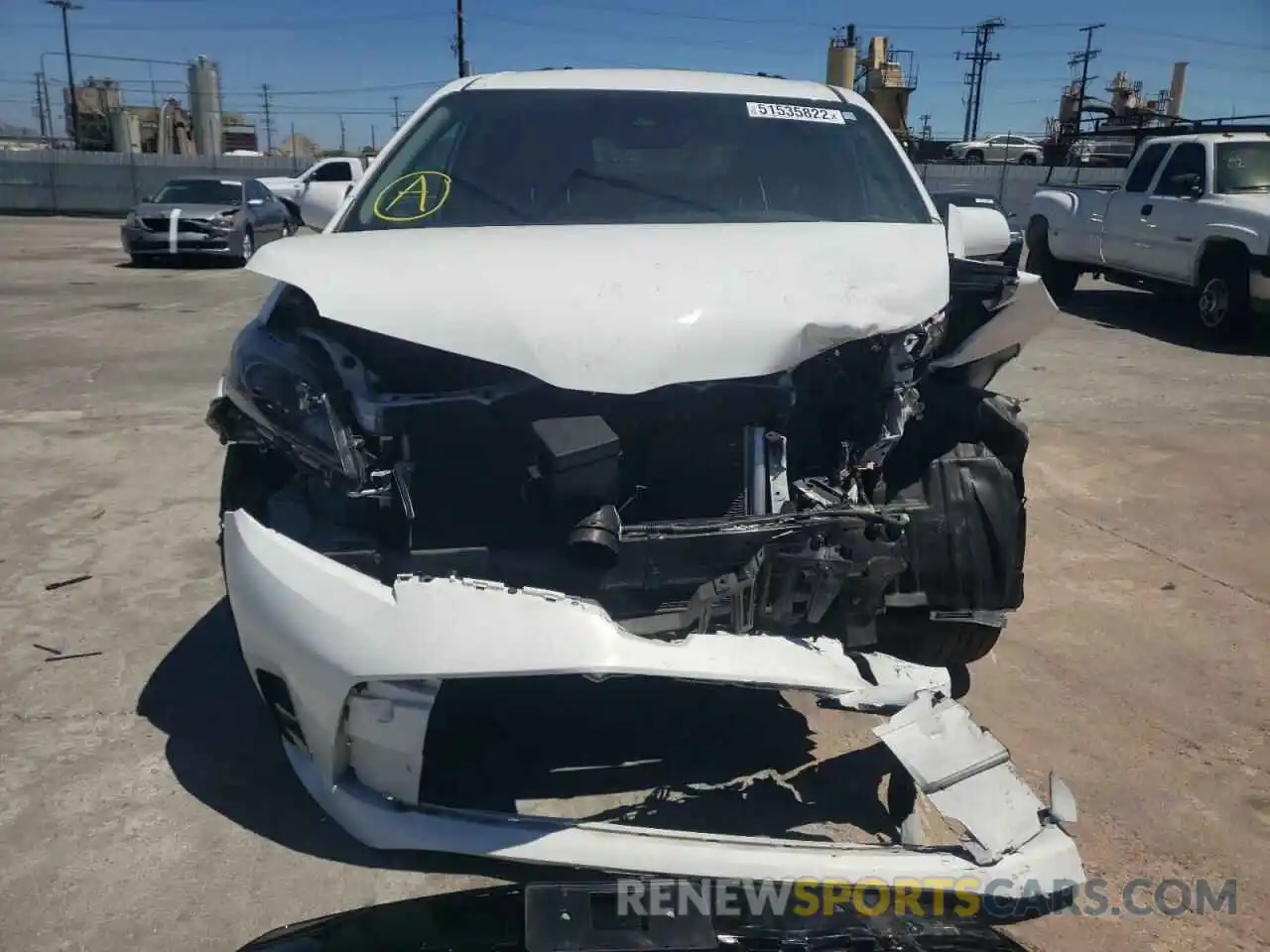 9 Photograph of a damaged car 5TDXZ3DC6KS980702 TOYOTA SIENNA 2019