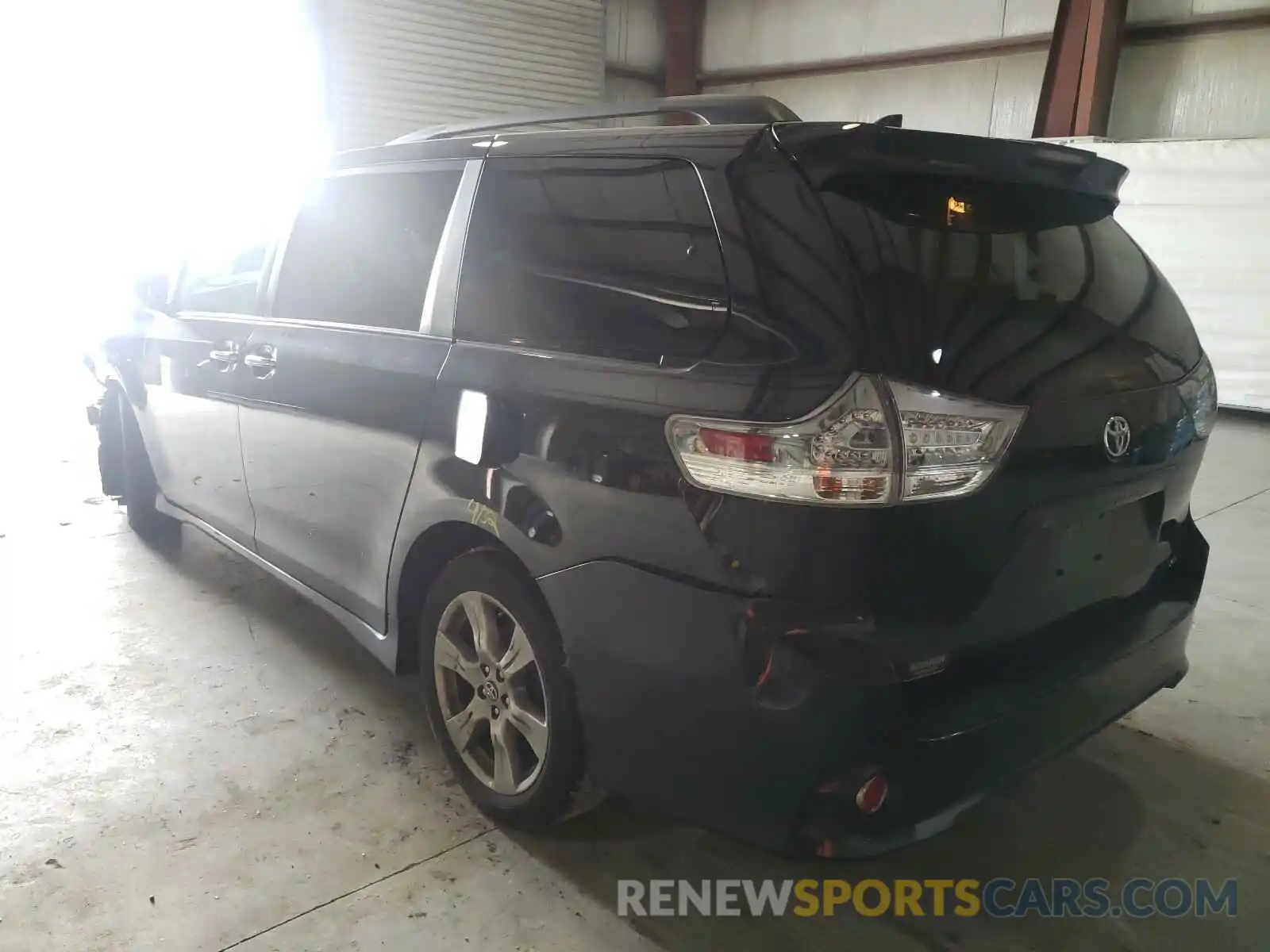 3 Photograph of a damaged car 5TDXZ3DC6KS981316 TOYOTA SIENNA 2019