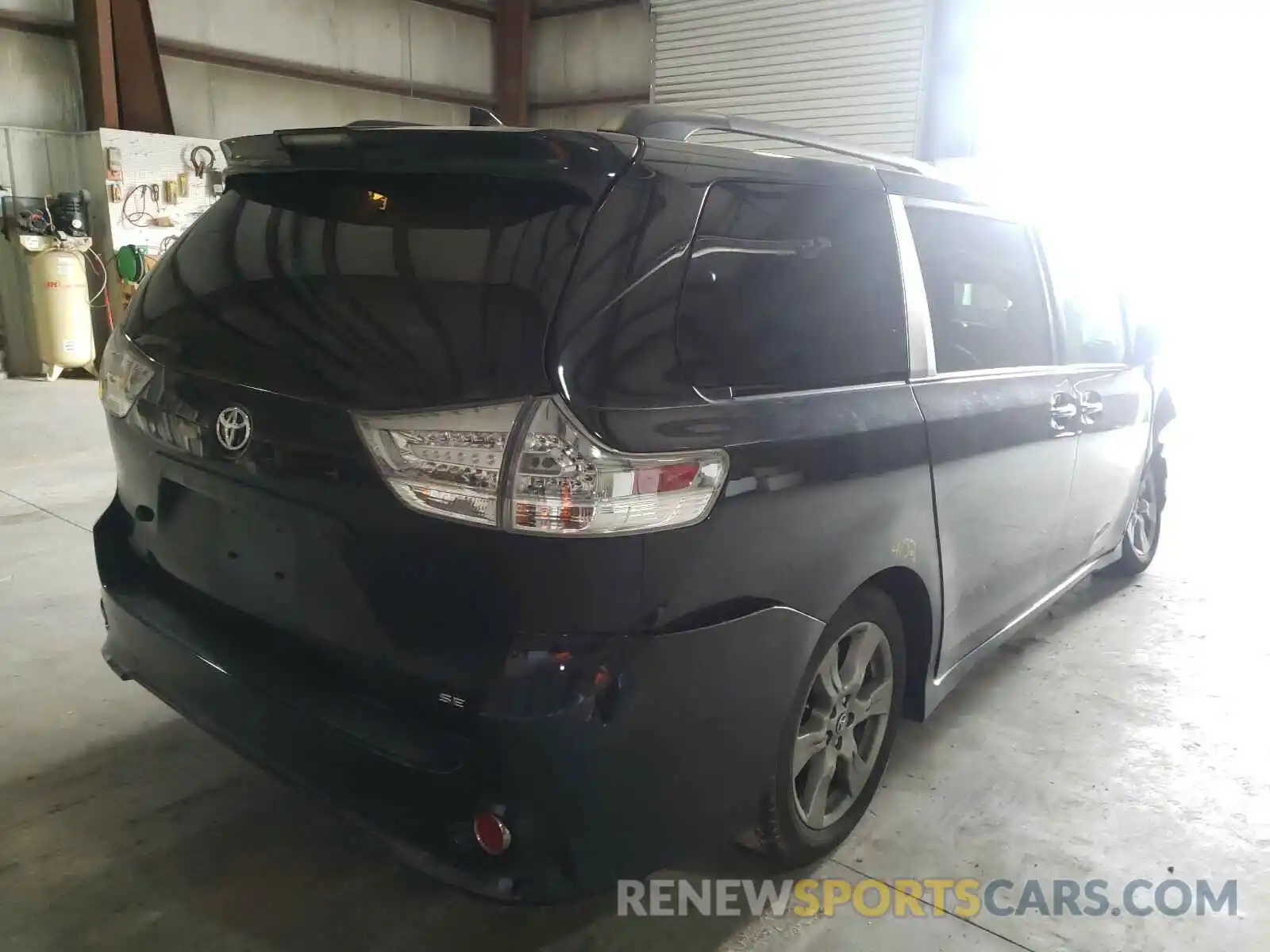 4 Фотография поврежденного автомобиля 5TDXZ3DC6KS981316 TOYOTA SIENNA 2019