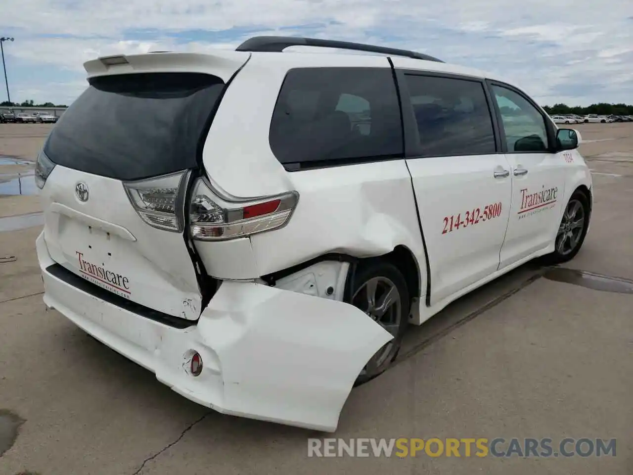 4 Photograph of a damaged car 5TDXZ3DC6KS984622 TOYOTA SIENNA 2019