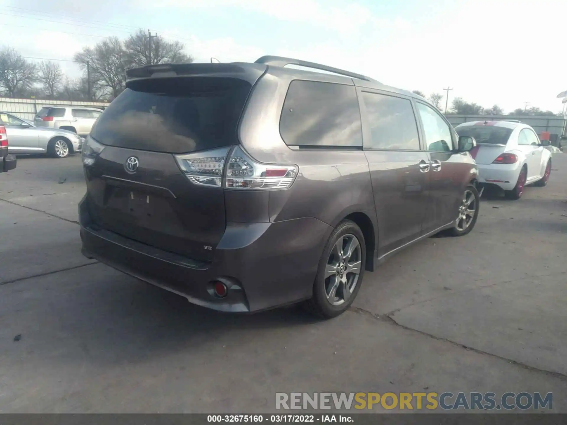 4 Фотография поврежденного автомобиля 5TDXZ3DC6KS985611 TOYOTA SIENNA 2019